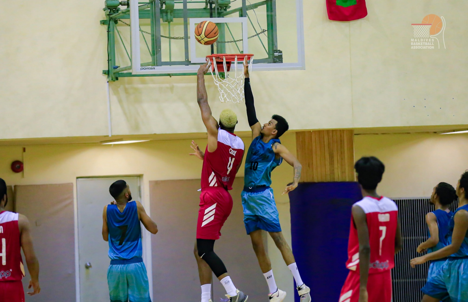 ރެޑްވިންގްސް އާއި ރެޕްޓާސް ބައްދަލުކުރި މެޗުގެ ތެރެއިން.-- ފޮޓޯ: އެމްބީއޭ