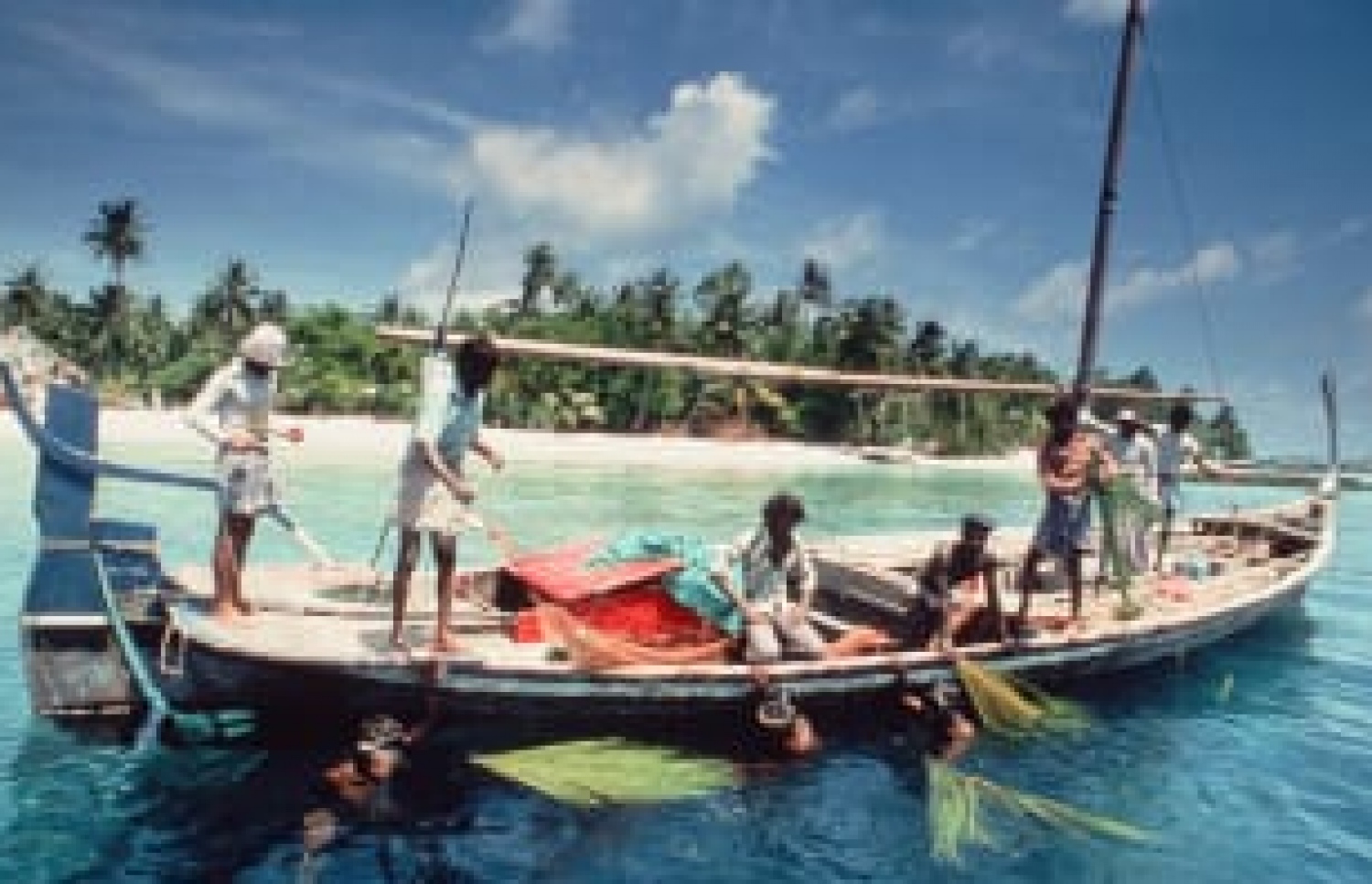 ޓޫރިސްޓުން ގޮވައިގެން ދަތުރެއް ދަނީ. މިއީ އެންމެ ފުރަތަމަ ރިސޯޓު ހިންގި އިރު ޓޫރިސްޓުން ގޮވައިގެން މަސް ދަތުރުދާ ދޯންޏެއް--ފޮޓޯ: ކުރުނބާ ވިލޭޖް