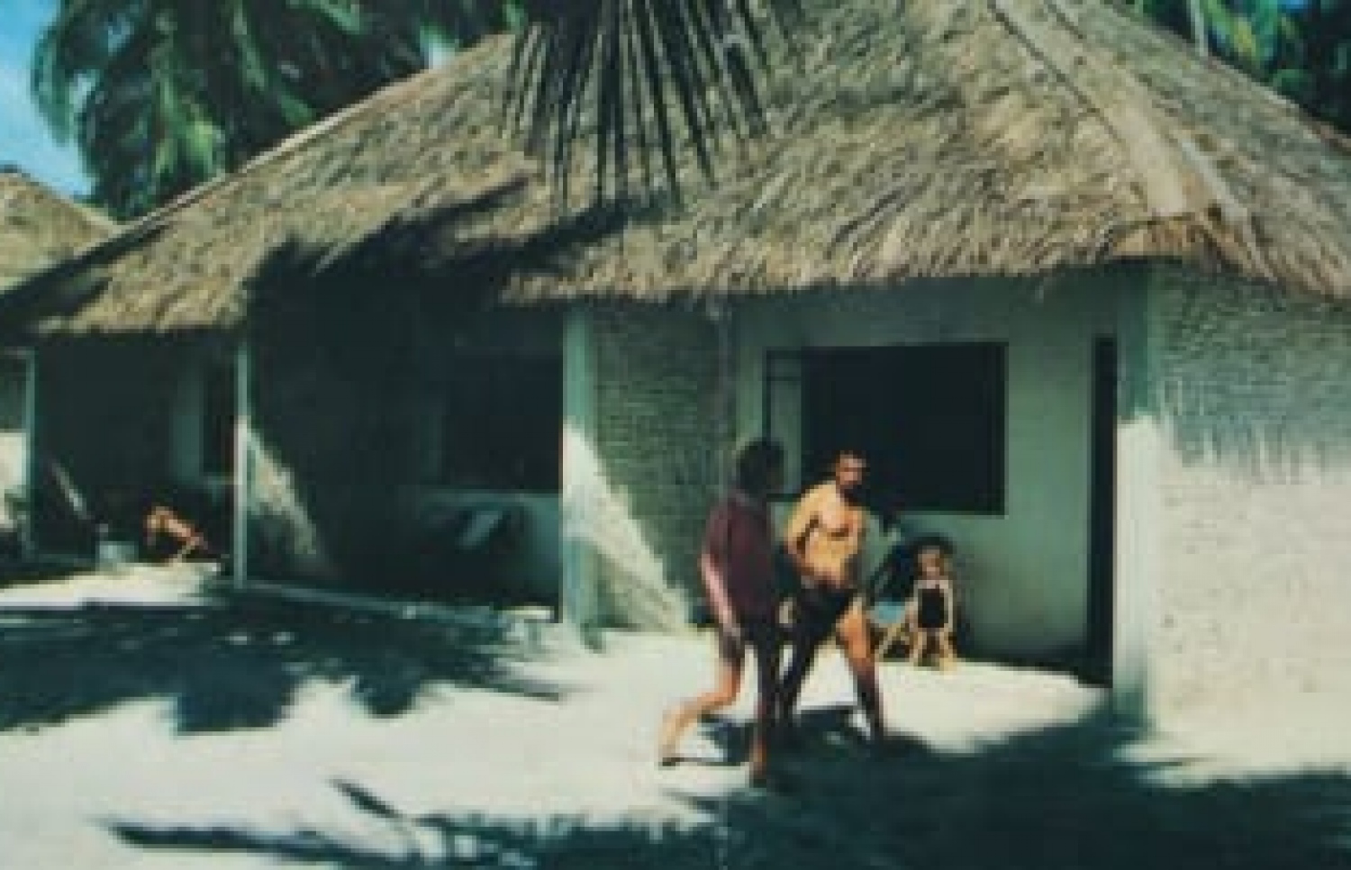 އެމްޔޫ މަނިކުގެ ބޮޑު ހިއްސާއަކާ އެކު ރާއްޖޭގައި ތަރައްގީކުރި ފުރަތަމަ ރިޒޯޓް ކުރުނބާ ވިލެޖުގެ އޭރުގެ މަންޒަރެއް.