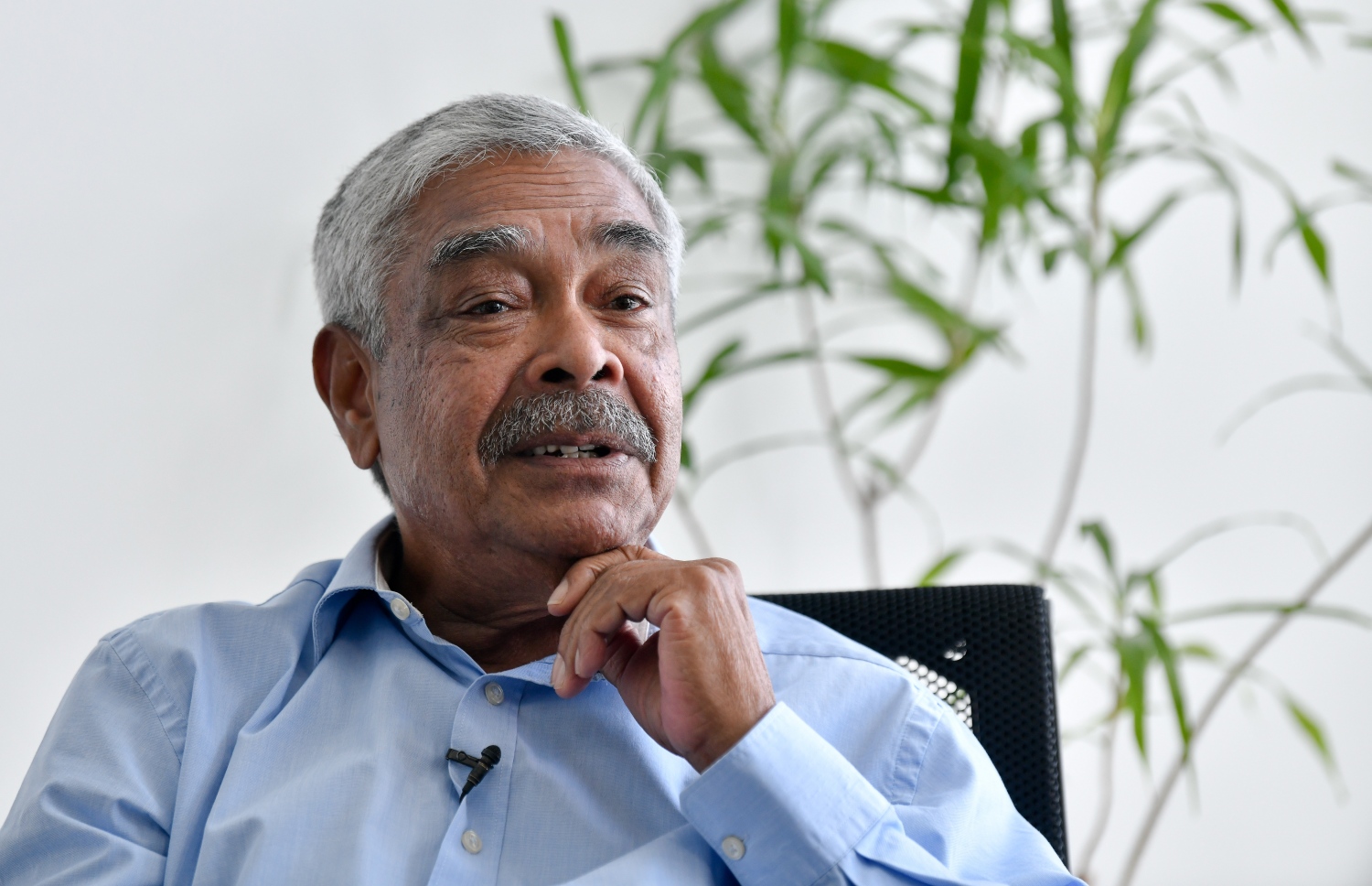 ރާއްޖޭގެ ޓޫރިޒަމްގެ އެހާއި މިހާރުގެ ހާލަތު އެންމެ ގާތުން ތަޖުރިބާ ކުރައްވާ އަފީފް "މިހާރު" ގެ ނޫސްވެރިންނާ މިދިޔަ ބުދަ ދުވަހު ވާހަކަ ދައްކަވަނީ.---ފޮޓޯ: ނިޝާން އަލީ/ މިހާރު