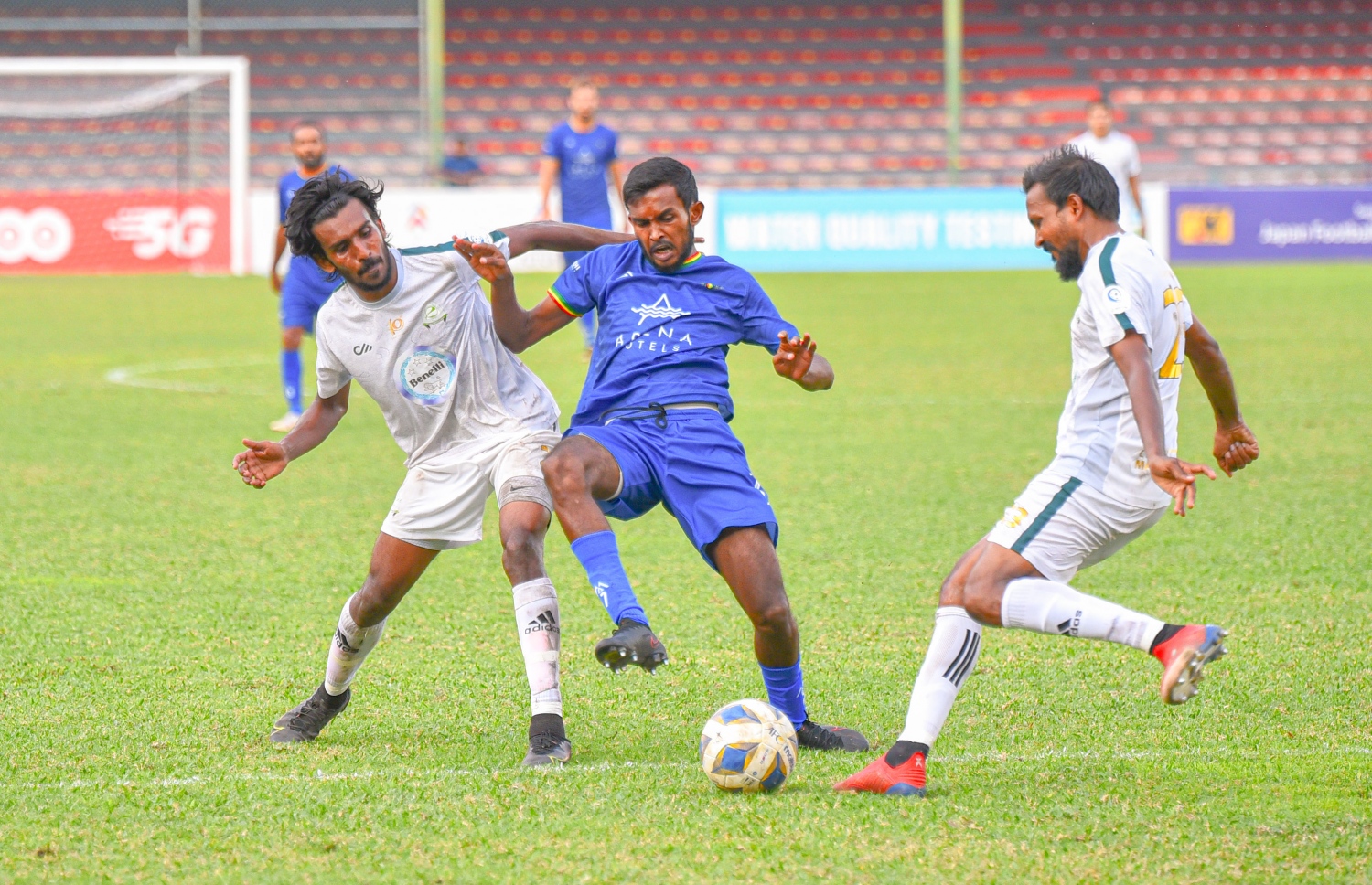 ގްރީން އާއި ގްރާންޑޭ މިއަދު ބައްދަލުކުރި މެޗުގެ ތެރެއިން.-- ފޮޓޯ: ނިޝާން އަލީ/ މިހާރު