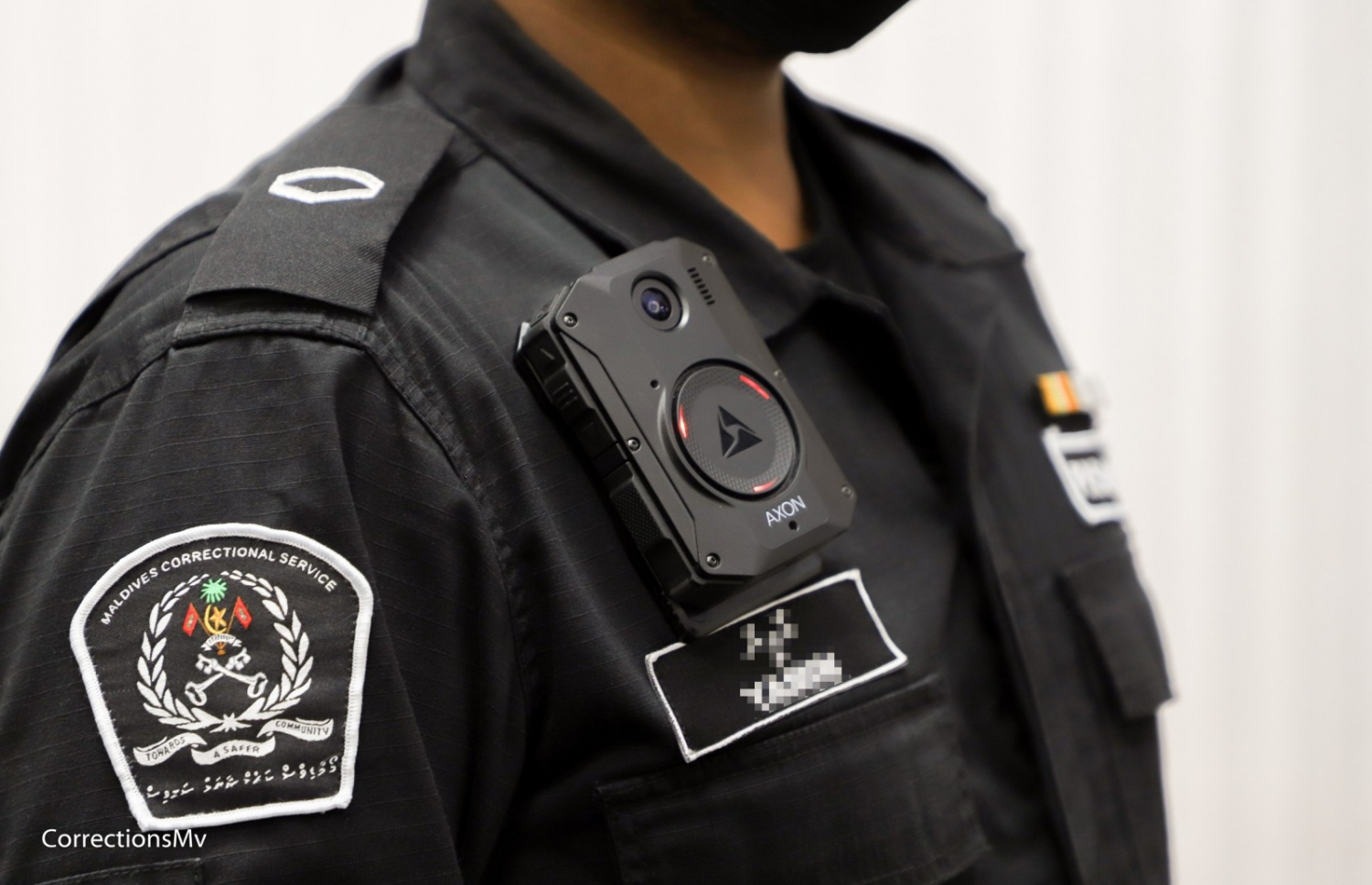 ޖަލު އޮފިސަރަކު ބޮޑީ ވޯން ކެމެރާ އަޅައިގެން.-- ފޮޓޯ: ކަރެކްޝަނަލް ސާވިސް