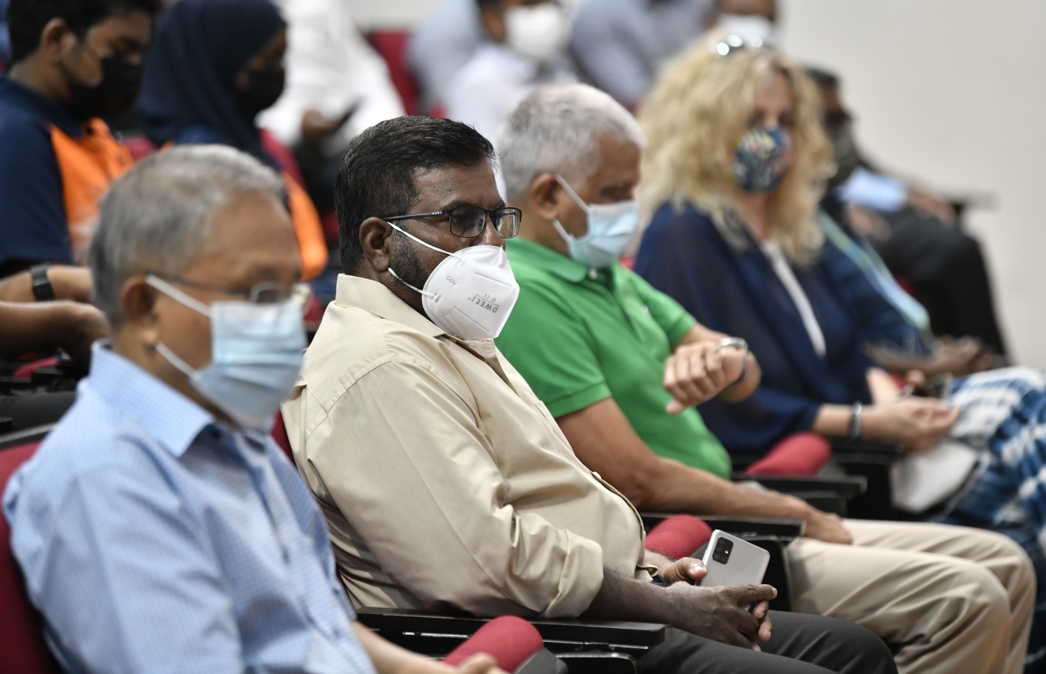 ގައުމީ ޔުނިވަސިޓީގައި ބޭއްވި "ޓޫރިޒަަމް އަޕްބީޓް ޝޯ" އަށް ވަޑައިގެން ބައެއް ބޭފުޅުން. --ފޮޓޯ:ނިޝާން އަލީ/މިހާރު