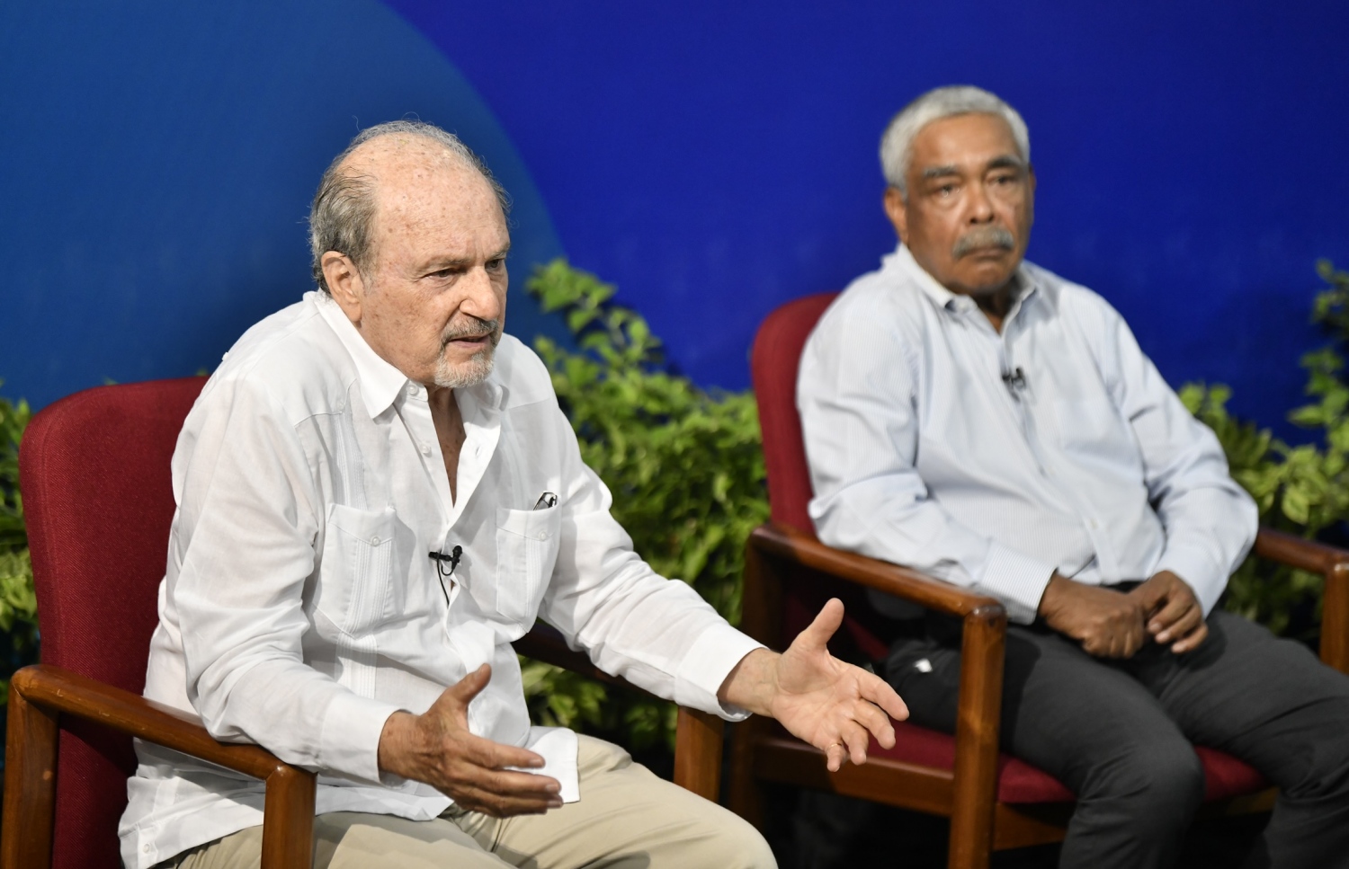 ޖޯޖް ކޯބިން މިއަދުގެ ޓޯކް ޝޯގައި ވާހަކަދައްކަވަނީ--ފޮޓޯ: ނިޝާން އަލީ/މިހާރު