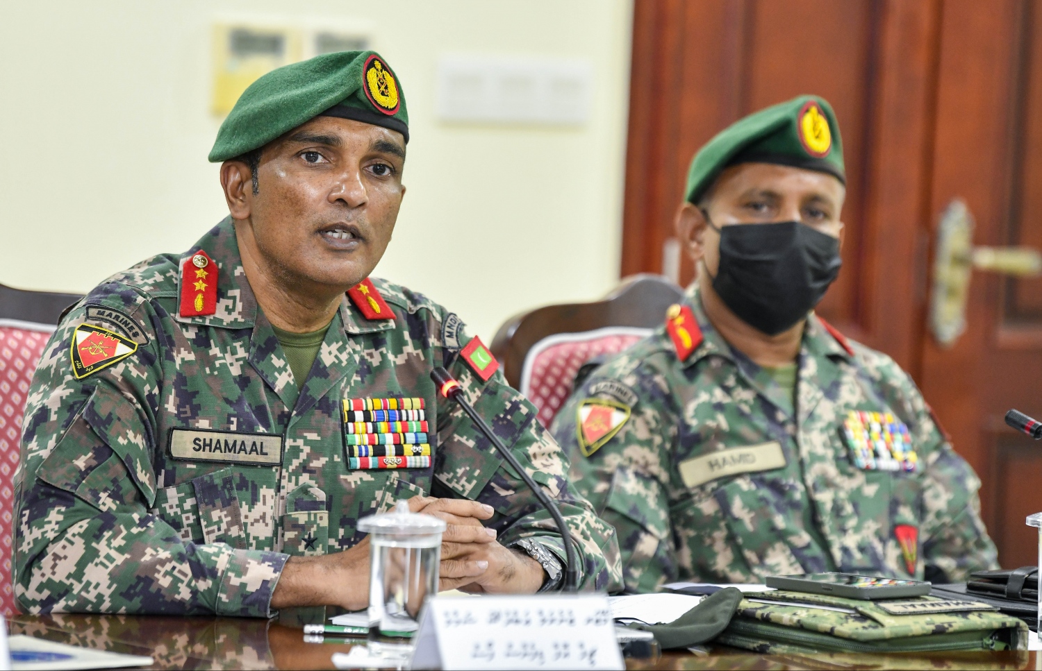 ގައުމީ ސަލާމަތާބެހޭ ކޮމިޓީގައި ޗީފް އޮފް ޑިފެންސް ފޯސް މޭޖާ ޖެނެރަލް އަބްދުﷲ ޝަމާލް ވާހަކަ ދައްކަވަނީ. -- ފޮޓޯ: ފަޔާޒް މޫސާ / މިހާރު