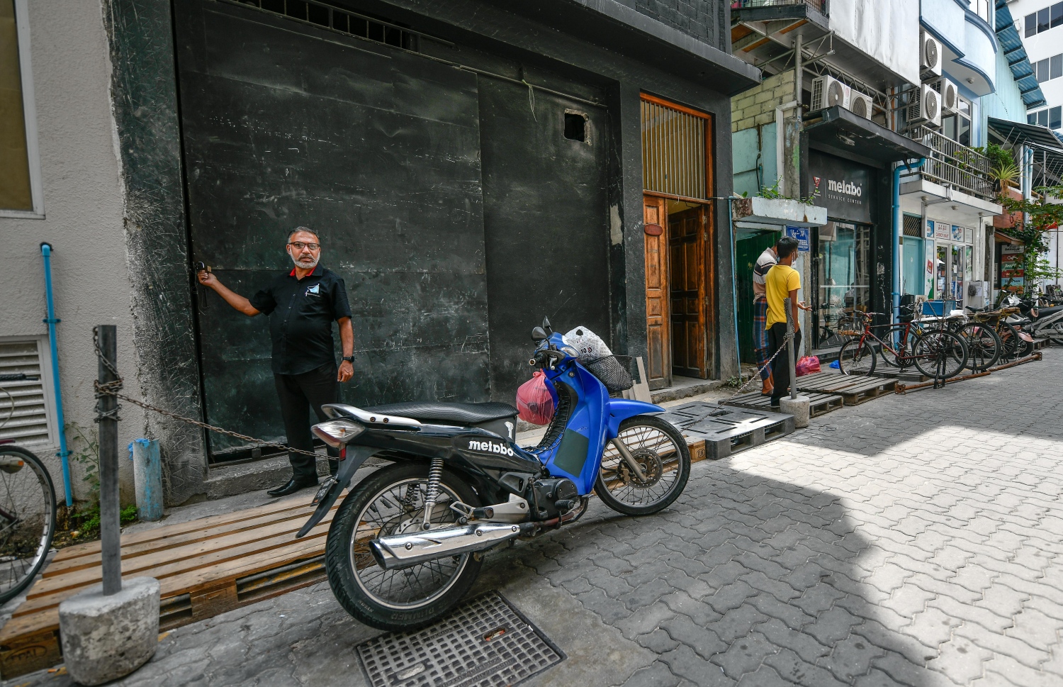 ގުދަންތަކެއް ހުރި ސަރަހައްދެއްގައި ޕާކް ނުކުރެވޭ ގޮތަަށް ޕެލެޓް ބަހައްޓާފައި: މާލޭގެ އެއްވެސް މަގެއްގައި އެއްވެސް އެއްޗެއް ބެހެއްޓުމާއި އެތުރުމަކީ މަނާކަމެއް. އެހެން ނަމަވެސް މާލޭގެ ވަރަށް ގިނަ މަގުތަކުން މިހާރު ޕާކިން ޖާގަތައް ބްލޮކްކޮށްފައި ހުންނަ މަންޒަރު ވަރަށް ގިނައިން ފެނޭ.