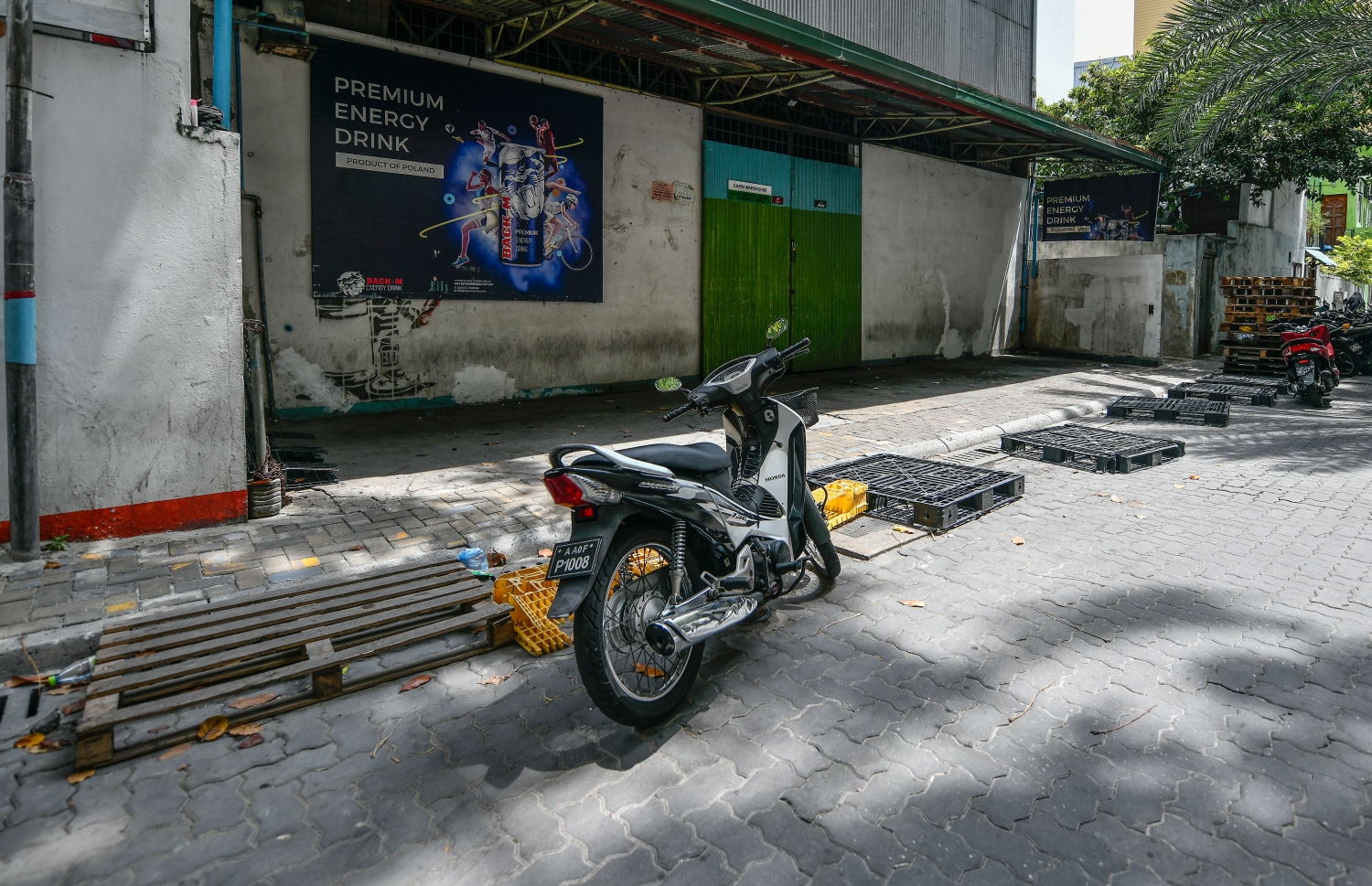 ހުސްނުހީނާ މަގުގައި ބޮޑު ސަރަހައްދެއްގައި ޕެލެޓު އަޅައި ޕާކް ނުކުރެވޭ ގޮތް ހަދާފައި: މާލެ ކަހަލަ ޕާކުކުރާނެ ޖާގަ މަދު ރަށެއްގައި ޕާކު ކުރަން އޮންނަ މަދު ޖާގަތައް ވެސް މިހާރު މި ވަނީ އެކި މީސްމީހުންގެ އަމިއްލަ ބޭނުންތަކަށް ނަގާފައި. މިއީ މަނާކަމެއް ނަމަވެސް، މިކަމާ އަޅާލާ އިދާރާއެއް ނެތް.