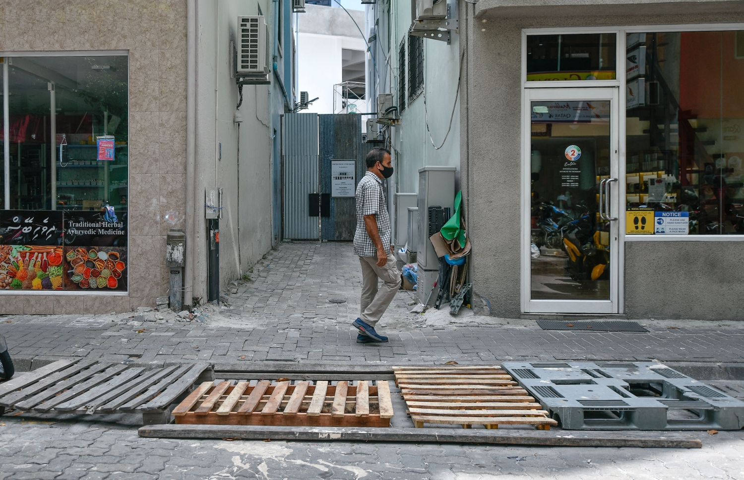 މަގެއްގެ މަތީގައި ޕެލެޓް ބަހައްޓާފައި: މިއީ އާންމުންގެ ޝަކުވާ ބޮޑު މައްސަލައެއް.-- ފައިލް ފޮޓޯ: ނިޝާން އަލީ / މިހާރު