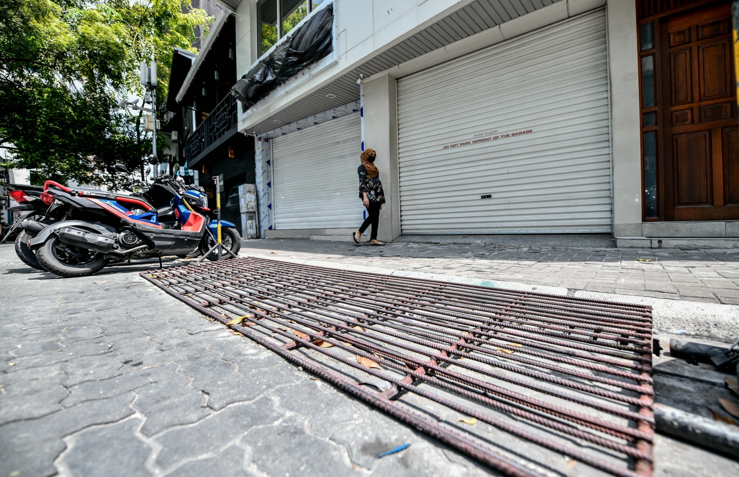 ގަރާޖެއްގެ ކުރިމަތީގައި ޕާކް ނުކެރެވޭނެހެން ގޭގެ އިމާ އެއްވަރަށް ދަގަނޑުން ޕެލެޓު ހަދަައި، ބޮޑު ސަރަހައްދެއްގެ ޕާކިން ގެއްލުވާލާފައި: ބައެއް މީހުން ބުނަނީ މިއީ ވަރަށް ބޮޑު މައްސަލައެއް ކަމަށް. އެކަމަކު އިމާރާތްތަކުގެ އެތެރޭގައި ގަރާޖު ހަދަން ހުއްދަ ދޭ އިރު، އެތަންތަނަށް އުޅަނދުފަހަރަށް ވަދެވޭނެ ގޮތެއް ވެސް އޮންނަން ޖެހޭ ކަމަށް އެ ފަރާތްތަކުން ގަބޫލު ކުރޭ. މައްސަލައަކީ، ބައެއް ގަރާޖުތައް ހިންގާ އިރު، ބޮޑު ސަރަހައްދެއް ދާއިމީކޮށް ބަންދުކޮށްލާތީ.