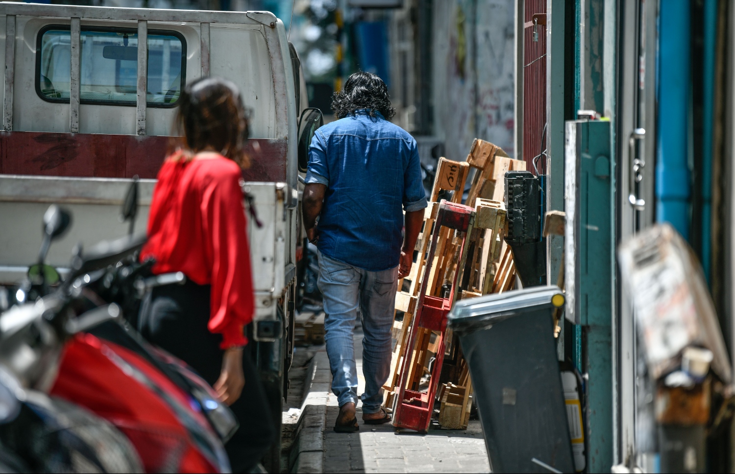 މަގެއްގެ މަތީގައި ޕެލެޓް ބަހައްޓާފައި: އެ އެއްޗެހި ނަގަން ދިން މުއްދަތު ހަމަވި އިރު ވެސް ކައުންސިލަށް އެކަން ނުހުއްޓުވުމުން ފާޑުކިޔުން އަމާޒުވި.-- ފައިލް ފޮޓޯ: ނިޝާން އަލީ / މިހާރު