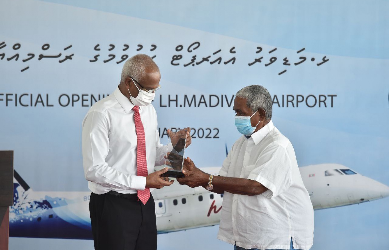 މަޑިވަރު އެއާޕޯޓް ތަރައްގީ ކުރި ކުންފުނި، ކުރެއްދޫ ހޯލްޑިންގްސްގެ މެނޭޖިން ޑިރެކްޓަރު މުހައްމަދު މޫސާ (އުއްޗު) ރައީސްއަށް ހަނދާނީ ފިލައެއް ހަވާލު ކުރައްވަނީ-- ފޮޓޯ: ރައީސް އޮފީސް