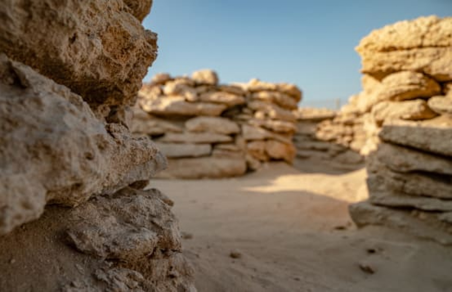 ޔޫއޭއީން ފެނުނު އެންމެ ޒަމާންވީ އިމާރާތް: ވަރަށް ތިރިކޮށް ހަދާފައިވާ އެ އިމާރާތުގައި ހުންނަނީ ވައްކޮށް ހަދާފައިވާ ކޮޓަރިތަކެއް.-- ފޮޓޯ: އަބޫދާބީގެ ޑިޕާޓްމަންޓް އޮފް ކަލްޗާ އެންޑް ޓޫރިޒަމް