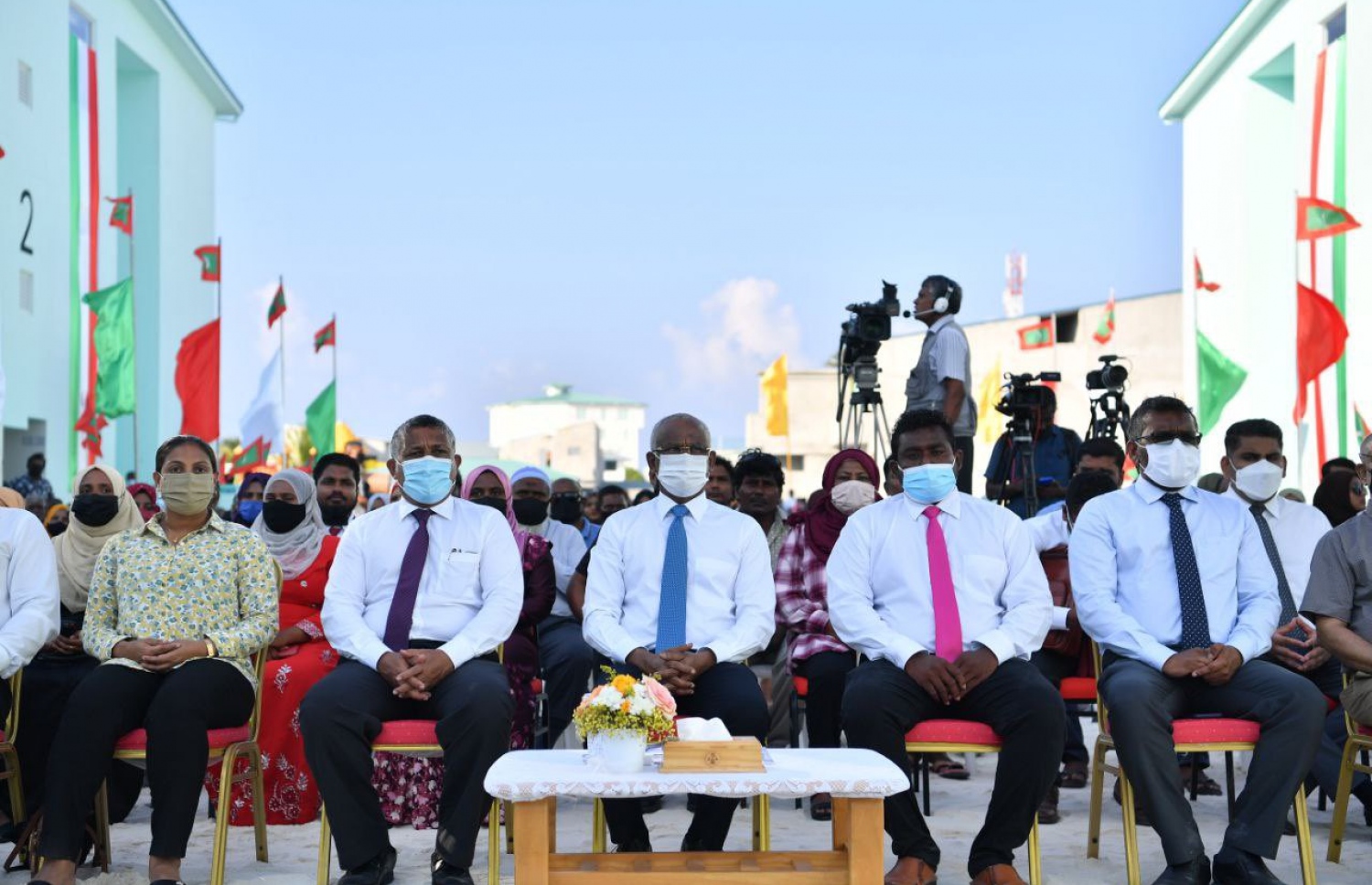 ސަރުކާރުން ޅ. ނައިފަރުގައި އިމާރާތްކުރި 100 ހައުސިން ޔުނިޓް ނައިފަރު ކައުންސިލާ ހަވާލުކުރުމަށް އެ ރަށުގައި ބޭއްވި ރަސްމިއްޔާތުގައި ރައީސް އިބްރާހިމް މުހައްމަދު ސޯލިހް އާއި މިނިސްޓަރުން ބައިވެރިވެވަޑައިގަންނަވަނީ.-- ފޮޓޯ: ރައީސް އޮފީސް