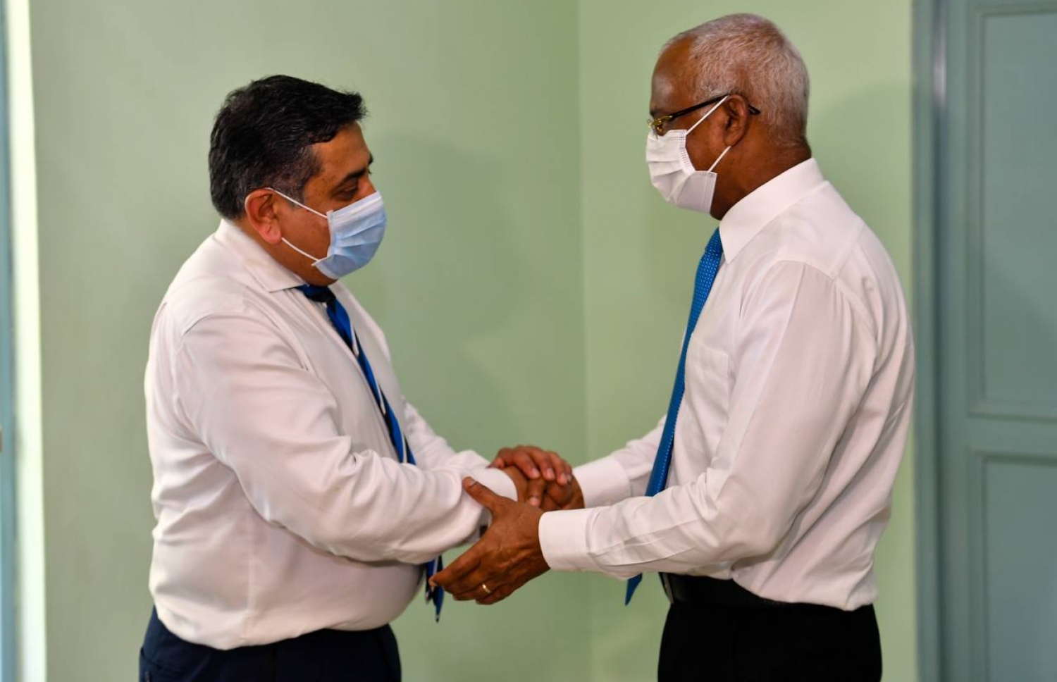 ރައީސް އިބްރާހިމް މުހައްމަދު ސޯލިހާއި އދ. އާއި ކޮމަންވެލްތުގެ މިނިސްޓާ އޮފް ސްޓޭޓް ފޯ ސައުތު އެންޑް ސެންޓްރަލް އޭޝިއާ ލޯޑް (ތޯރިގް) އަހްމަދު އޮފް ވިމްބްލްޑަންއާ ސަލާމްކުރައްވަނީ.-- ފޮޓޯ: ރައީސް އޮފީސް