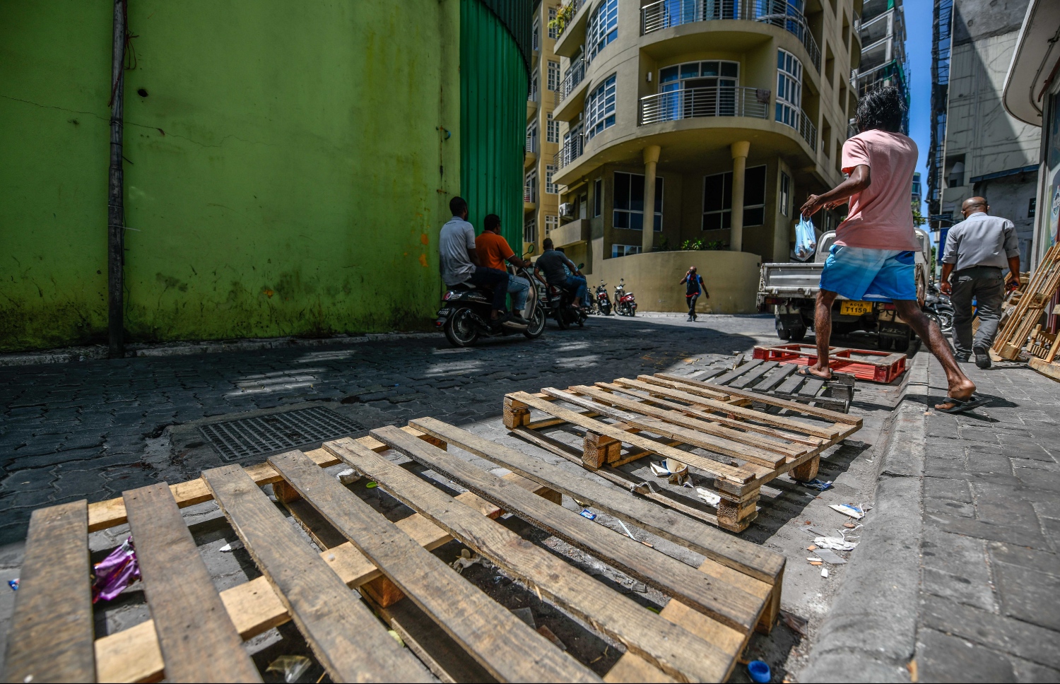 ގަވާއިދާ ހިލާފަށް ޕާކިން ޒޯނެއްގައި ބަހައްޓާފައި ހުރި ޕެލެޓުތަކެއް މަތިން މީހަކު ހިނގާފައިދަނީ: އެމްޕީއެލް އާއި ކަސްޓަމްސް ސަރަހައްދާއި ހަވީރީ ހިނގުމުގައި މި މައްސަލަ ވަކިން ބޮޑުވެފައިވާއިރު، މިހެން ބަހައްޓާފައި ހުންނަ ޕެލެޓުތަކުގައި މީހުންގެ ފައި ތާށިވެ، ފައި ބިންދައިގެން ދިއުމުގެ ހާދިސާ ވެސް ހިނގާފައި އެބަހުރި. މި ކަހަލަ ބައެއް ހާދިސާތަކުގައި ބައެއް މީހުންނަށް ބޮޑެތި ޒަހަމްތަކެއް މީގެ ކުރިން ވެސް ލިބިފައިވޭ.