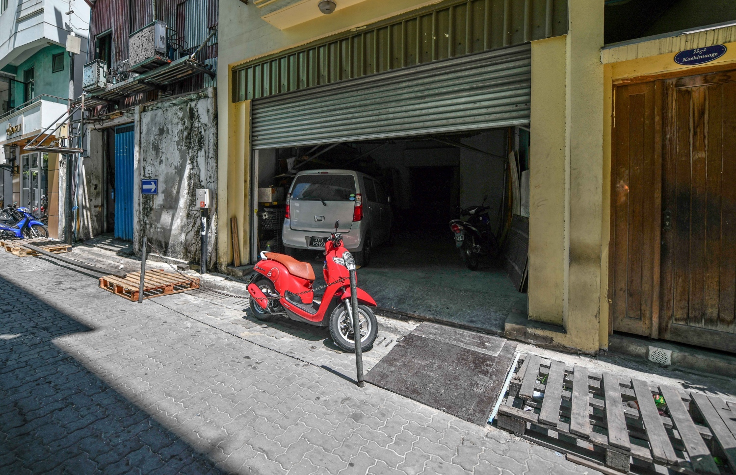 ގަރާޖެއް ކުރިމަތީ ޕާކް ނުުރެވޭ ގޮތަށް ޗޭނުޖަހައި ބަންދުކޮށް އަދި އޭގެ ފަހަތުގައި ސައިކަލު ބަހައްޓާފައި: ބައެއް ގޭގޭގައި ހަދާފައިވާ ގަރާޖުތައް ކުރިމަތީގައި ޕާކުކުރާތީ، އެ ތަނަށް ނުވަދެވޭ މައްސަލައިގައި އެތަންތަން ކުރިމަތި މުޅި ދުވަސް އޮންނަނީ ބްލޮކް ކޮށްލައިފައި.