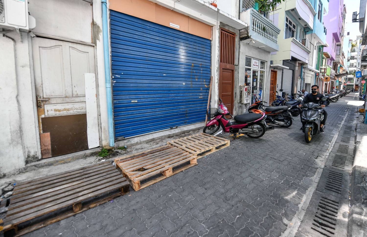 ޕާކިން ޒޯނެއްގައި ޕެލެޓުތަކެއް ފުނިޖަހާފައި، މިގޮތައް ޕެލެޓުތައް ބެހެއްޓުމުގެ ސަބަބުން ޕާކުކުރާނެ ޖާގަ ނުލިބޭ ކަމުގެ ޝަކުވާ ވަނީ ބޮޑުވެފައި.-- ފޮޓޯ: ނިޝާން އަލީ / މިހާރު