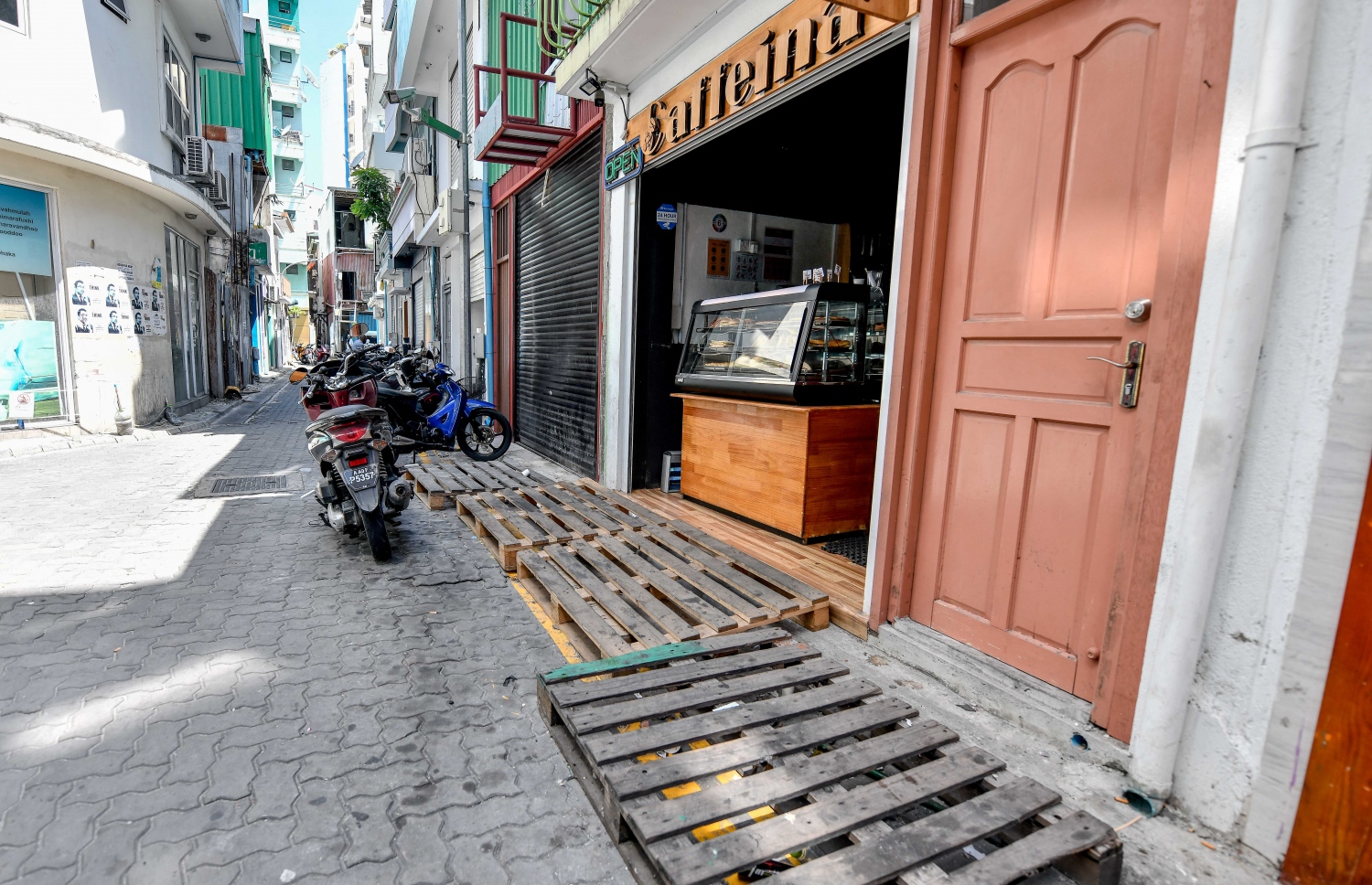 ކެފޭ އެއްގެ ކުރިމަތީގައި ޕާކް ނުކުރެވޭ ގޮތަށް ޕެލެޓު އަޅައި ބަންދުކޮށްފައި: ޕާކުކުރާނެ ޖާގަ ނެތްކަން އެނގޭ އިރު ވެސް ވަރަށް ގިނަ ފިހާރަތަކާއި ކެޕޭތައް ކުރިމަތި އޮންނަނީ މި ގޮތަށް ބްލޮކްކޮށްލައިފައި. މިއީ އަމިއްލަ ފަރާތްތަކުން ކަމާ ބެހޭ ފަރާތްތަކަށް ތަކުރާރުކޮށް ހުށަހަޅާފައިވާ މައްސަލައަކަށް ވިޔަސް އެކަން ހައްލުކުރަން އަމަލީ ފިޔަވަޅެއް ނޭޅޭ. އަދި މި މައްސަލަ ދަނީ އިތުރަށް ގޯސްވަމުން.