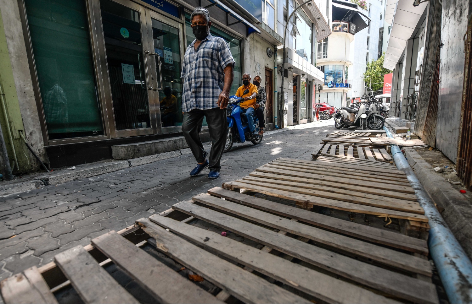 މާލޭގެ ހަނިމަގެއްގައި އަތުރާފައި ހުރި ޕެލެޓްތަކެއް: ބައެއް ފިހާރަތައް ކުރިމަތީގައި ޕެލެޓް އަތުރައިގެން ވިޔަފާރު ކުރާ ކަމުގެ ޝަކުވާ ވެސް ބޮޑު. އަދި އެ ޕެލެޓްތައް މިހާރު ދާއިމީވެ، އެ ޖާގަ ވެފައި ވަނީ ފިހާރަތަކުގެ ނުވަތަ ގޭގެ ވެރިފަރާތުގެ އަމިއްލަ ޖާގައަކަށް.