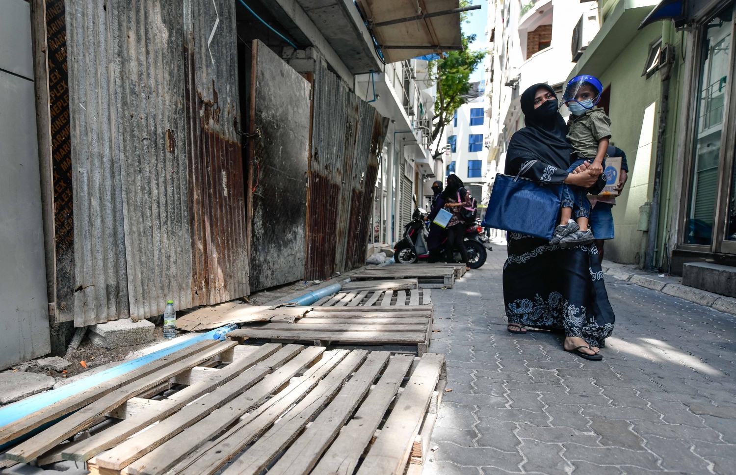 މާލޭގެ މަގެއްގައި ޕެލެޓްތައް އަތުރާލާފައި-- ފޮޓޯ: ނިޝާން އަލީ/ މިހާރު