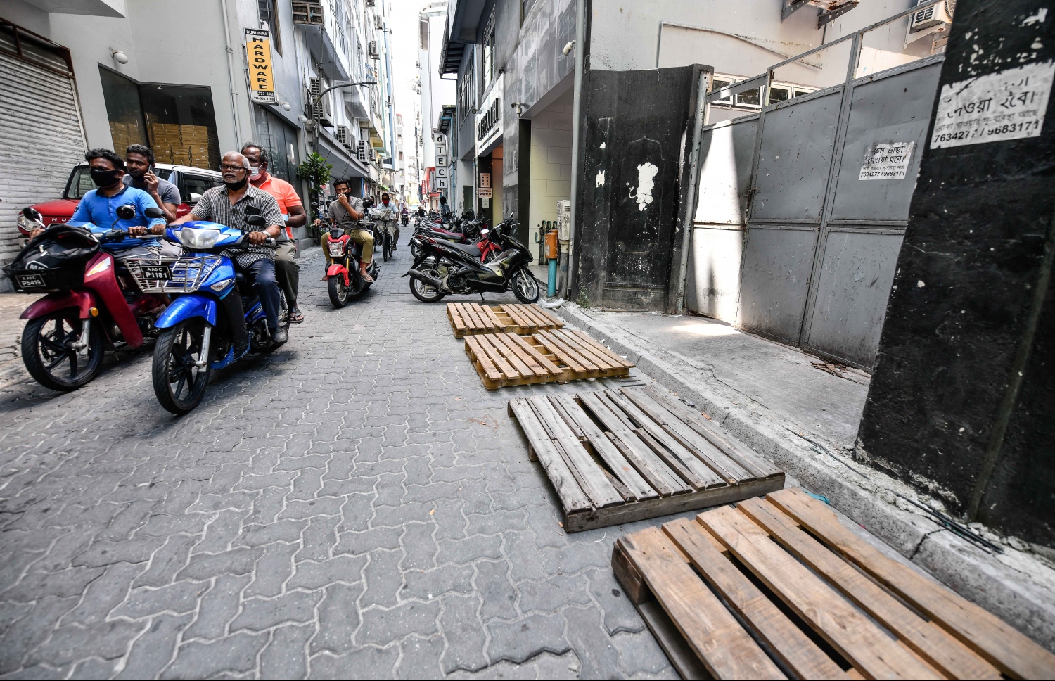 މާލޭގެ ގުދަނެއްގެ ކުރިމަތީގައި އަތުރާފައި ހުރި ޕެލެޓްތަކެއް؛ މިގޮތަށް ޕެލެޓް ބެހެއްޓުމަކީ މަނާކަމެއް.-- ފޮޓޯ: ނިޝާން އަލީ / މިހާރު