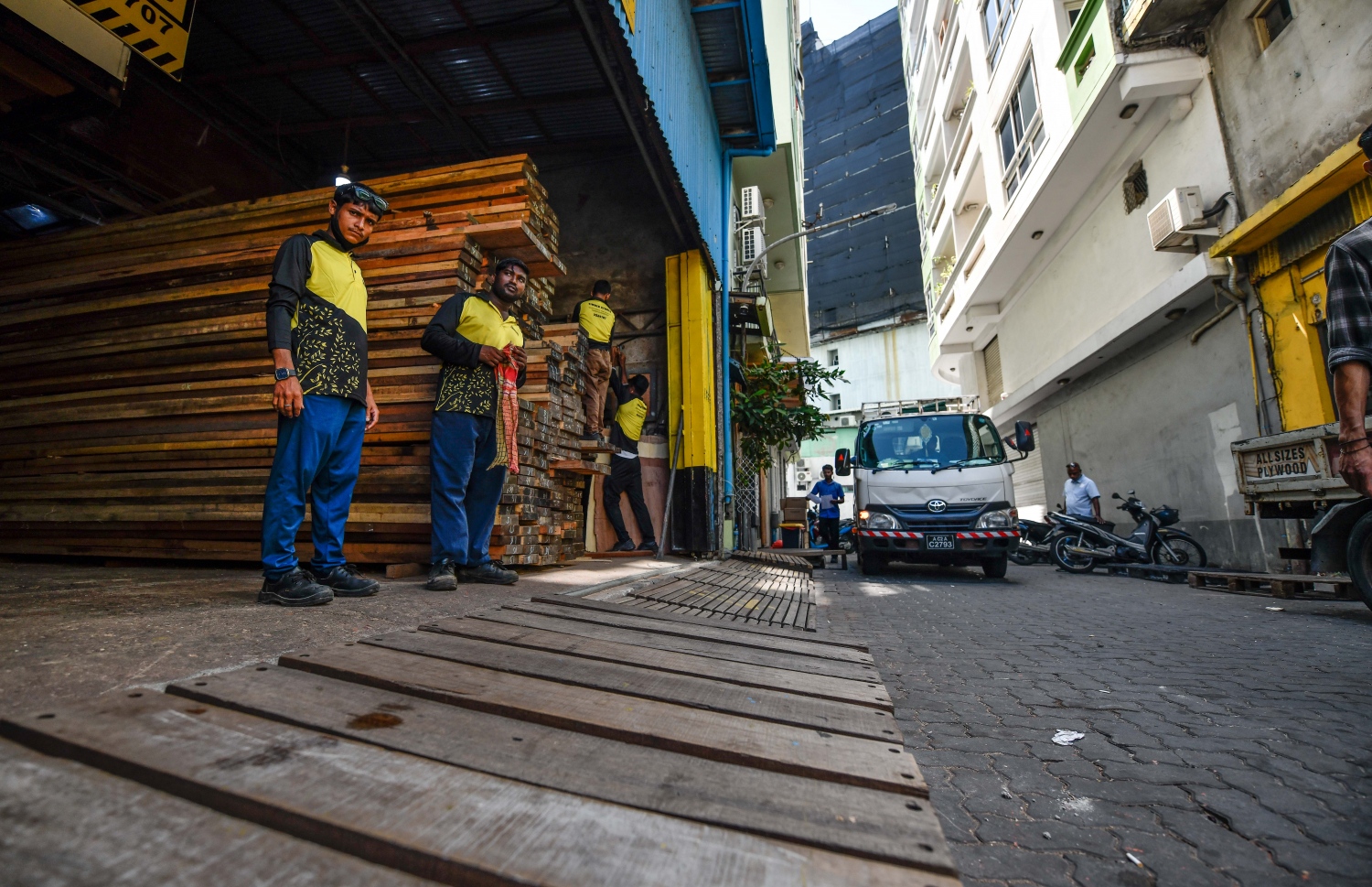 ލަކުޑި ގުދަނެއް ކުރިމަތީގައި ޕާކް ނުކުރެވޭ ގޮތަށް ބަހައްޓާފައި ހުރި ޕެލެޓްތަކެއް.-- ފައިލް ފޮޓޯ: ނިޝާން އަލީ / މިހާރު