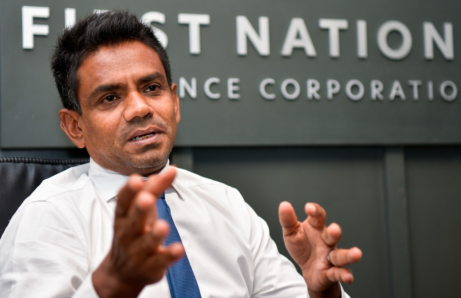 ހަލީމު "މިހާުރު" އަށް ވާހަކަ ދައްކަވަނީ: އޭނާ ވިދާޅުވީ އަމިއްލަ ފަރުދުންގެ މާލީ ކަންކަން ޕްލޭންކޮށްދިނުމުގެ އިތުރުން ކުންފުނިތަކަށް ވެސް މާލީ ދާއިރާއިން ފައިދާ ހޯދޭނެ ފުރުސަތުތައް އެކުންފުނިން ކިޔައިދޭނެ ކަމަށް-- ފޮޓޯ: ފަޔާޒް މޫސާ/ މިހާރު