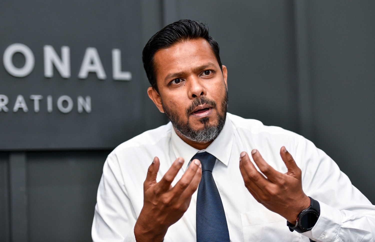 ފަސްޓް ނޭޝަނަލްގެ އޮފީސް. ޒިޔަތާއި "މިހާރު" އާ ވާހަކަ ދައްކަވަނީ: އޭނާ ވިދާޅުވީ އެ ކުންފުނިން ދޭ ހިދުމަތްތަކާ އެކު ކެޕިޓަލް މާކެޓް ފުޅާކުރަން އެހީވާނެ ކަމަށް -- ފޮޓޯ: ފަޔާޒް މޫސާ/ މިހާރު