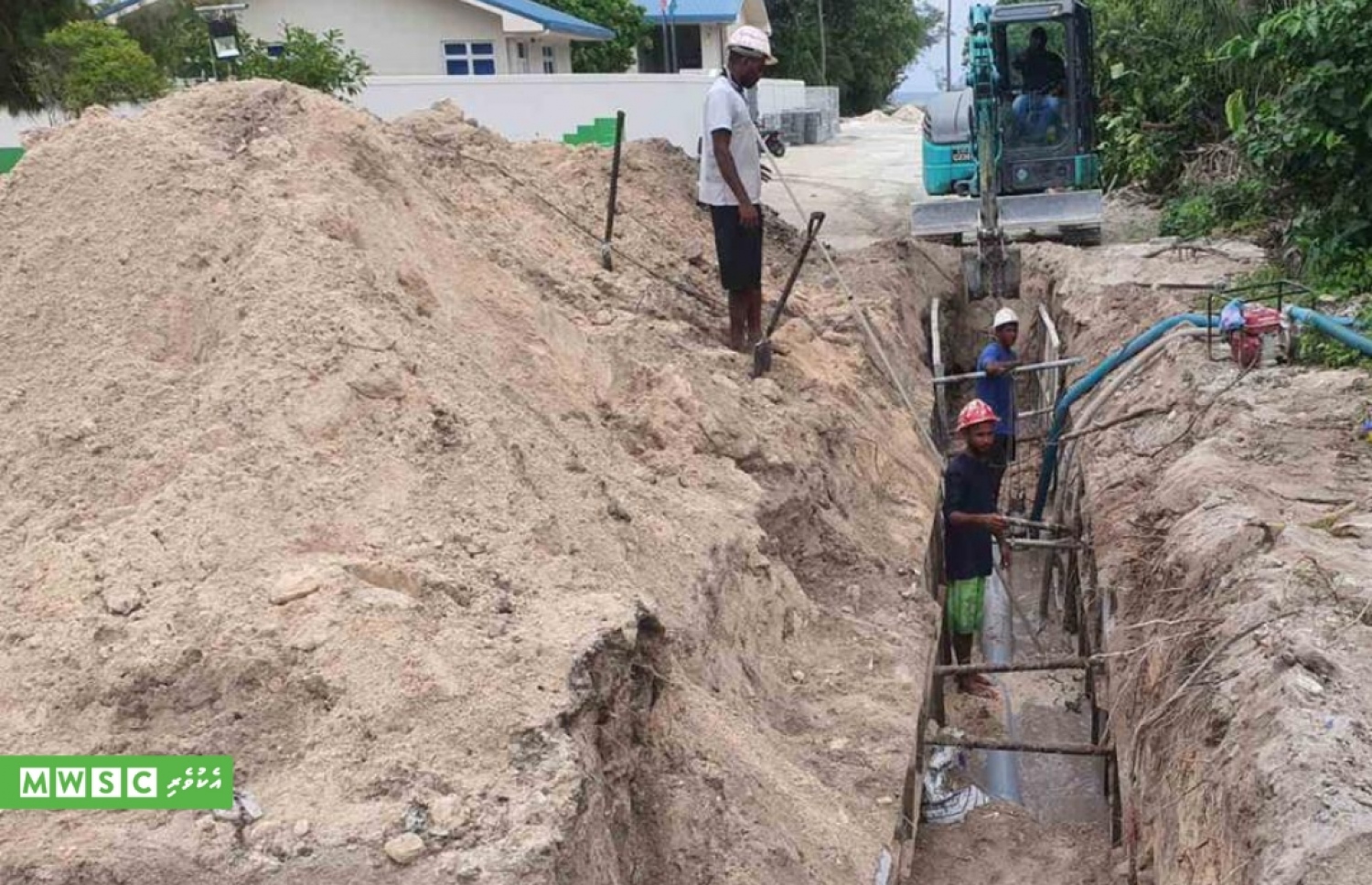 އެމްޑަބްލިއުއެސްސީ އިން ނ. މާޅެންދޫގައި ގާއިމް ކުރާ ފެނާއި ނަރުދަމާ ނިޒާމުގެ މަސައްކަތަށް ހަތް ކިލޯ މީޓަރުގެ ދިގު ފެން ހޮޅީގެ މައި ނެޓްވޯކުގެ ހޮޅިވަޅުލުމުގެ މަސައްކަތް ނިމިފައި.-- ފޮޓޯ: އެމްޑަބްލިއުއެސްސީ