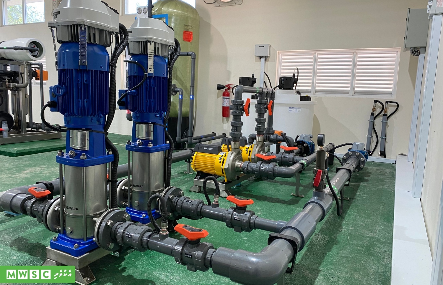 އެމްޑަބްލިއުއެސްސީ އިން ނ. މާޅެންދޫގައި ގާއިމު ކުރާ ފެނާއި ނަރުދަމާގެ ނިޒާމުގެ މަސައްކަތަށް ފެން އުފެއްދުމަށް ބަހައްޓާ ދެ އާރުއޯ ޕްލާންޓް ބެހެއްޓުމުގެ މަސައްކަތް ނިމިފައި.-- ފޮޓޯ: އެމްޑަބްލިއުއެސްސީ