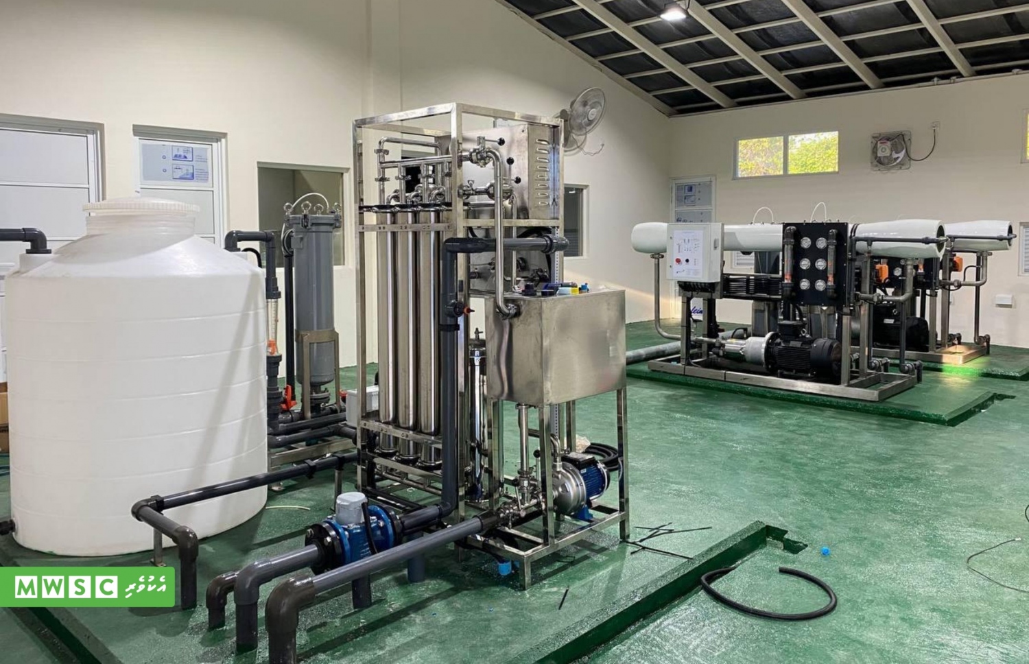 އެމްޑަބްލިއުއެސްސީ އިން ނ. މާޅެންދޫގައި ގާއިމު ކުރާ ފެނާއި ނަރުދަމާގެ ނިޒާމުގެ މަސައްކަތަށް ފެން އުފެއްދުމަށް ބަހައްޓާ ދެ އާރުއޯ ޕްލާންޓް ބެހެއްޓުމުގެ މަސައްކަތް ނިމިފައި.-- ފޮޓޯ: އެމްޑަބްލިއުއެސްސީ