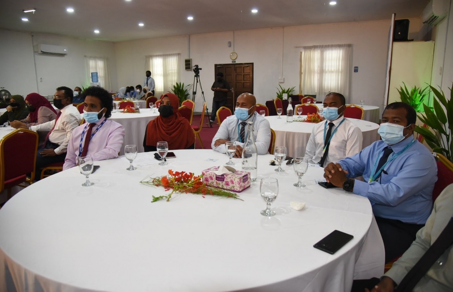 އައްޑޫގައި އެއާ ކޮލިޓީ މޮނިޓަރިން ސެންސަރެއް ހަރުކުރުމަށް ފަހު، އެ ބެލެހެއްޓުމުގެ ކަންކަން އައްޑޫ ސިޓީ ކައުންސިލްއާ ހަވާލުކުރުމަށް ބޭއްވި ރަސްމިއްޔާތު.-- ފޮޓޯ: އެންވަޔަރަމަންޓް މިނިސްޓްރީ