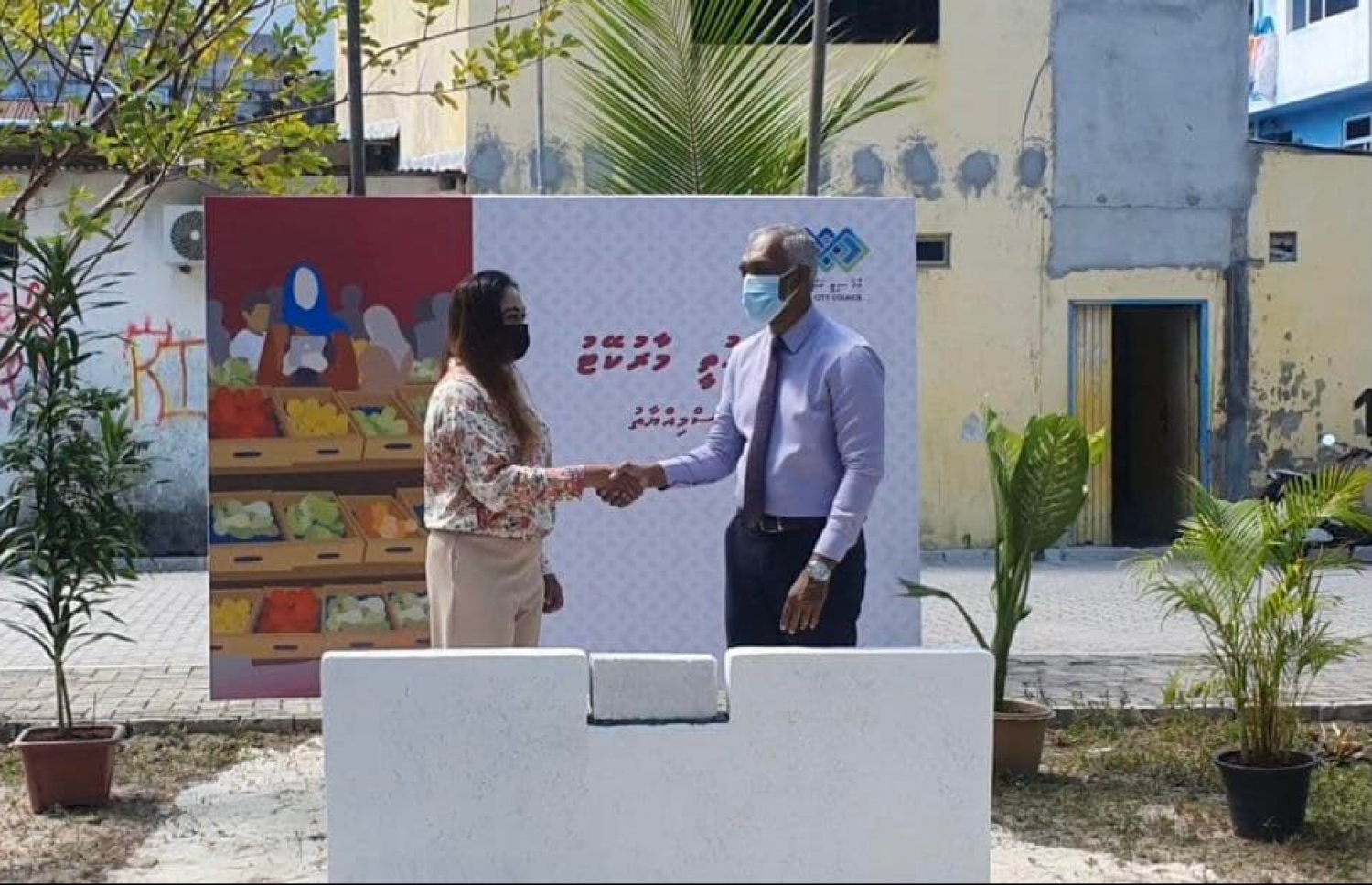 ވިލިމާލޭގައި ވަގުތީ މާރުކޭޓުގެ ބިންގާ އަޅައިދެއްވުމަށްފަހު، މޭޔަރު ޑރ. މުއިއްޒު، ވިލިމާލެ ދާއިރާގެ މެމްބަރު ނަހުލާއާ މިއަދު ސަލާމްކުރައްވަނީ.-- ފޮޓޯ: މާލެ ސިޓީ ކައުންސިލް