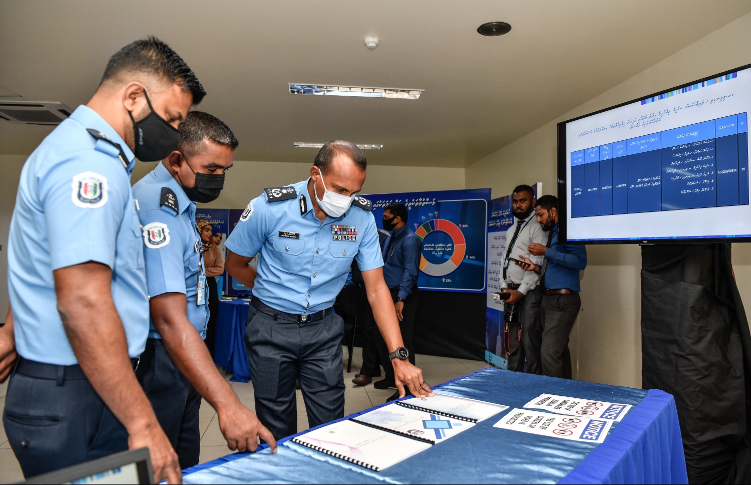 މަސްތުވާތަކެތީގެ ހާލަތާ ގުޅޭ ގޮތުން ފުލުހުން ބޭއްވި އިވެންޓުގައި ޕޮލިސް ކޮމިޝަނަރާއި ޑެޕިއުޓީ ކޮމިޝަނަރު މުހައްމަދު ރިޔާޒްގެ އިތުރުން ޝާކިރު ބައިވެރިވެވަޑައިގަންނަވަނީ. -- ފޮޓޯ: ނިޝާން އަލީ/ މިހާރު