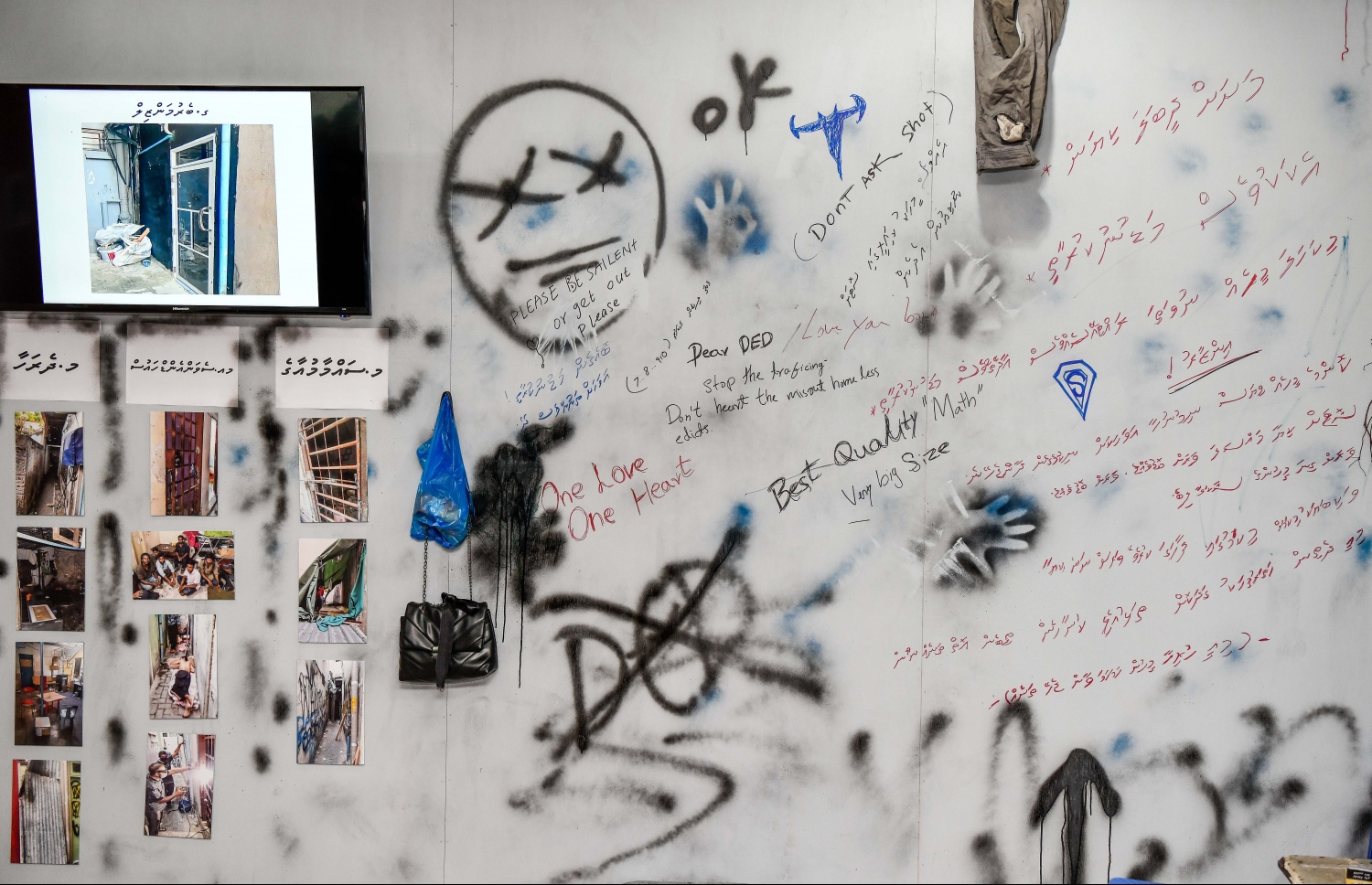 އައްޑާއެއްގެ ފާރުގައި ވިޔަފާރީގެ މައުލޫމާތުތައް ހުންނަ ގޮތް. -- ފޮޓޯ: ނިޝާން އަލީ / މިހާރު