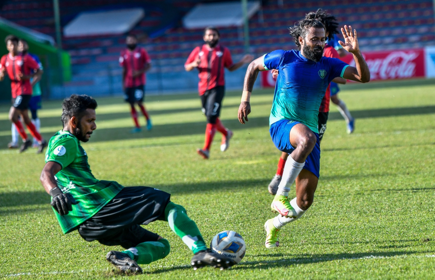 ސަސްގެ ޔަޝްފާދު ހަބީބު (ކ) ބޮޅަ ފޮނުވަލިރު އެބޯޅަ ދިފާއު ކުރަން ޓީސީގެ ކީޕަރު ސުޖަން (ވ) މަސައްކަތް ކުރަނީ: މެޗުގެ ފުރަތަމަ މިނެޓްގައި ގޯލް ވަން ނަމަވެސް ސުޖަން ވަނީ މިއަދުގެ މެޗުގައި ރަނގަޅު ސޭވްތަކެއް ކޮށްފަ --- ފޮޓޯ: ފަޔާޒު މޫސާ | މިހާރު