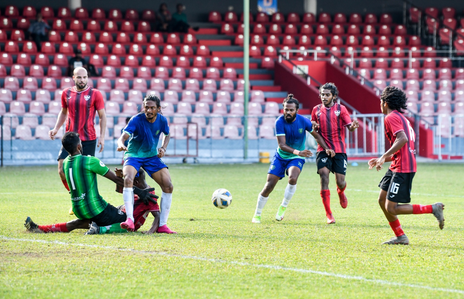 މިއަދު ސަސް އާއި ޓީސީ ކުޅުނު މެޗުގައި: ޓީސީން މެޗް ކާމިޔާބު ކުރީ ފަހު ވަގުތު މުސްލިހް ޖެހި ލަނޑުން --- ފޮޓޯ: ފަޔާޒު މޫސާ | މިހާރު