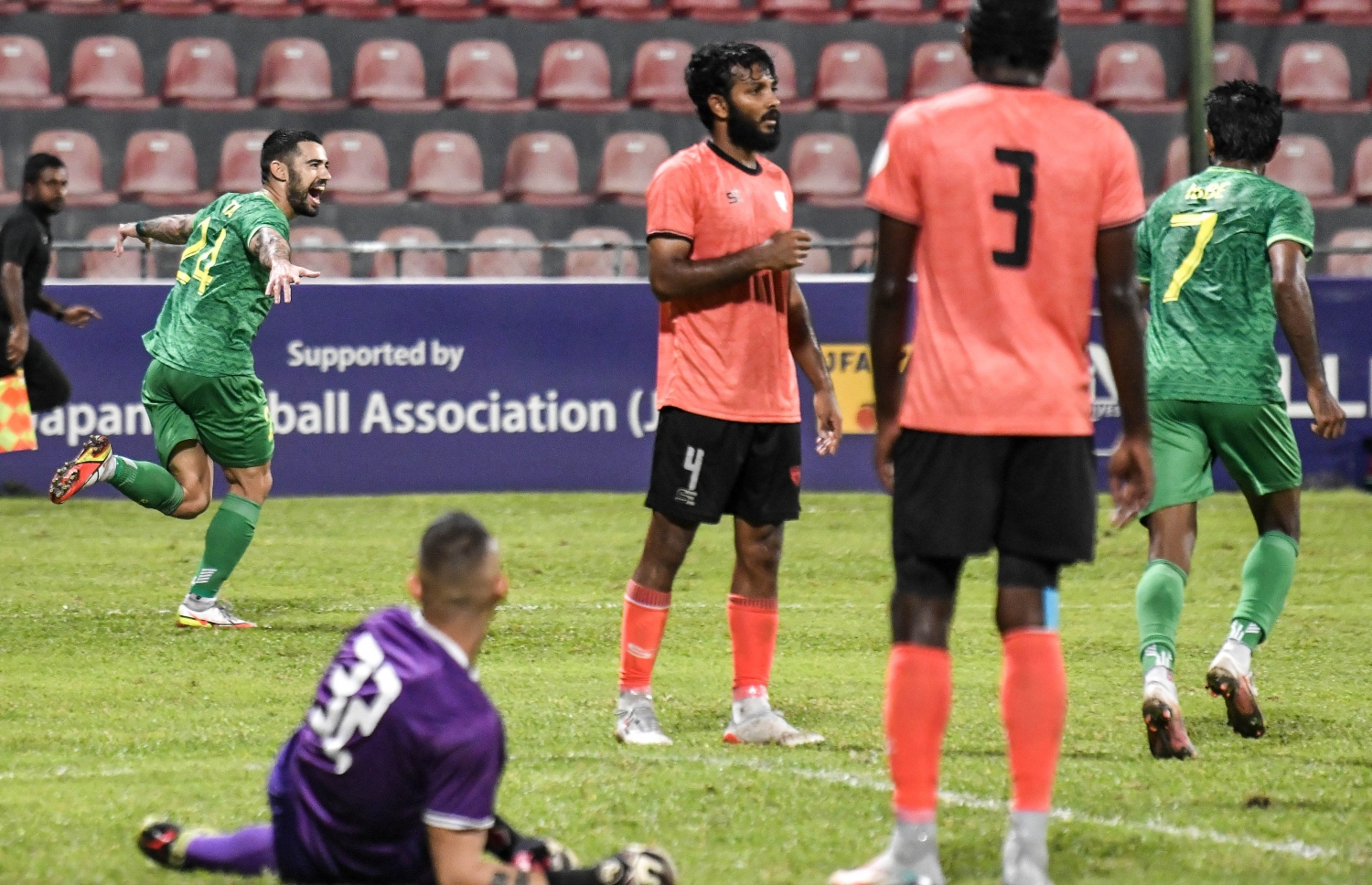 ޓާނާ (ވ) ލަނޑު ޖެހުމަށް ފަހު އުފާ ފާޅު ކުރަނީ: މިރޭގެ މެޗުގައި އޭނާ ޖެހި ލަނޑަކީ މާޒިޔާގެ ޖޯޒީގައި އޭނާ ޖެހި ފުރަތަމަ ލަނޑު --- ފޮޓޯ: ފަޔާޒު މޫސާ | މިހާރު