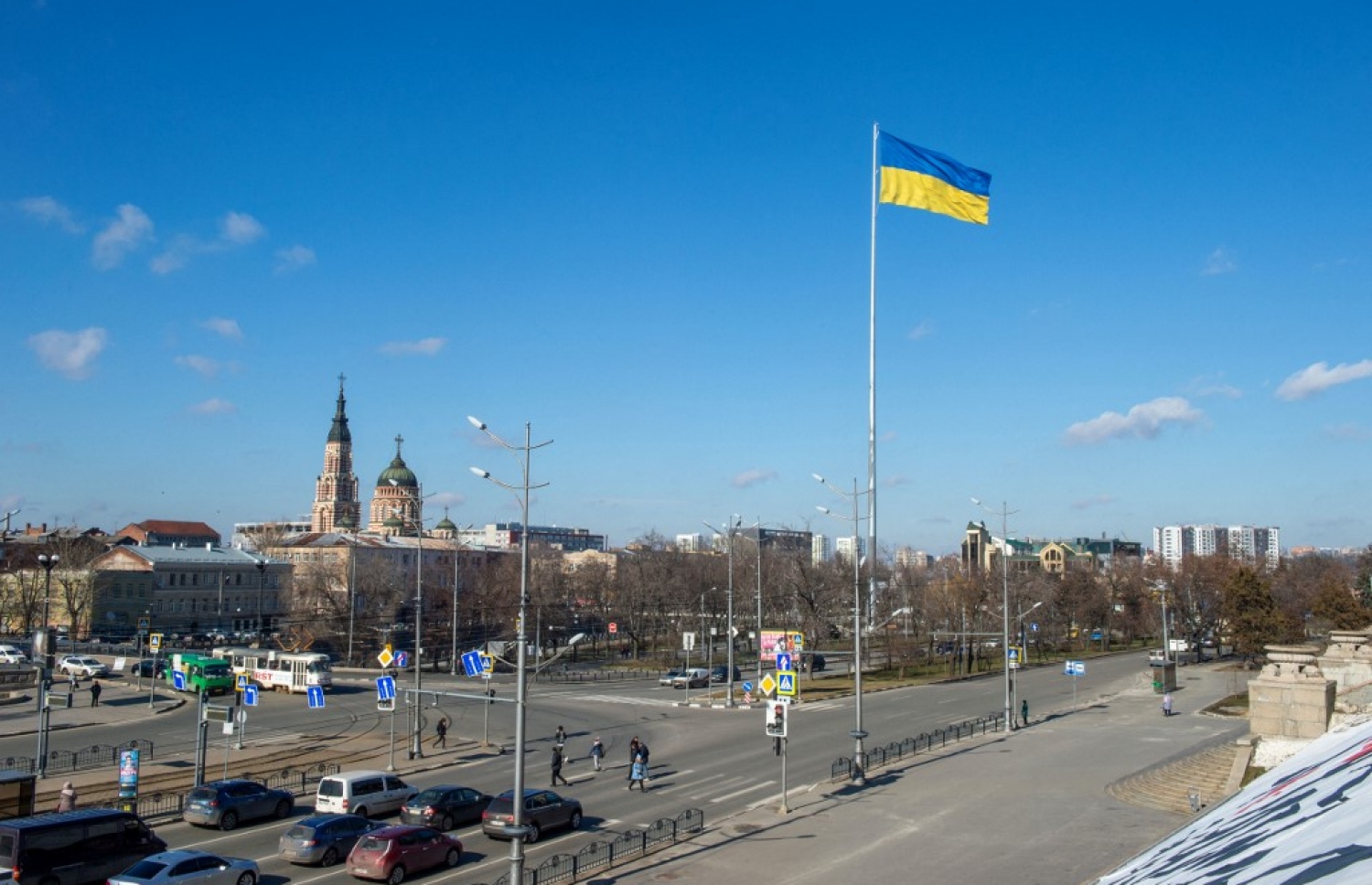 ޔުކްރެއިންގެ ދެވަނަ އަށް އެންމެ ބޮޑު ސިޓީ ކަމަށްވާ ޚާކީވްގައި ޔުކްރެއިންގެ ދިދަ ނަގާފައި. -- ފޮޓޯ: އޭއެފްޕީ