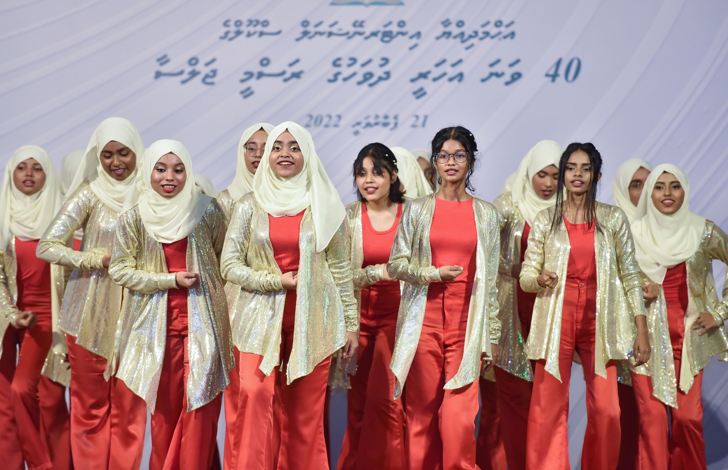 އަހުމަދިއްޔާ ސްކޫލަށް 40 އަހަރު ފުރުމުގެ މުނާސަބަތުގައި ބޭއްވި ކުލަގަދަ ރަސްމިއްޔާތުގައި އެ ސްކޫލުގެ ދަރިވަރުންތަކެއް ޕާފޯމް ކުރަނީ.-- ފޮޓޯ: ރައީސް އޮފީސް