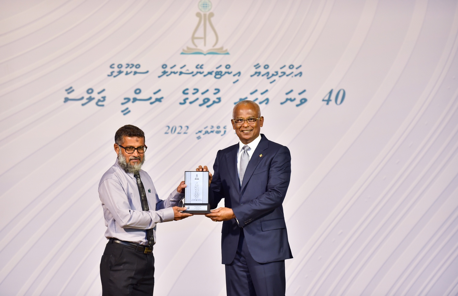 އަހުމަދިއްޔާ ސްކޫލަށް 40 އަހަރު ފުރުމުގެ މުނާސަބަތުގައި ބޭއްވި ކުލަގަދަ ރަސްމިއްޔާތުގައި ރައީސް އިބްރާހިމް މުހައްމަދު ސޯލިހު، އެ ސްކޫލަށް 25 އަހަރަށް ވުރެ ދިގު މުއްދަތެއްގައި ހިދުމަތް ކޮށްދިން މީހަކަށް ހަނދާނީ ފިލައެއް ދެނީ.-- ފޮޓޯ: ރައީސް އޮފީސް