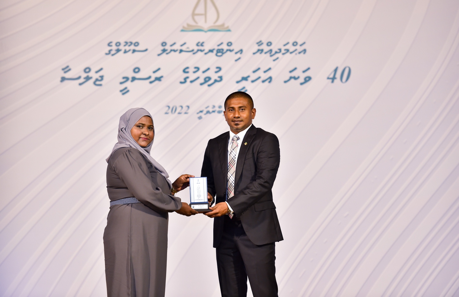 އަހުމަދިއްޔާ ސްކޫލަށް 40 އަހަރު ފުރުމުގެ މުނާސަބަތުގައި ބޭއްވި ކުލަގަދަ ރަސްމިއްޔާތުގައި ޔޫތު މިނިސްޓަރު އަހުމަދު މަހުލޫފް އެ ސްކޫލުގެ ޓީޗަރަކަށް ހަނދާނީ ފިލައެއް ދެނީ.-- ފޮޓޯ: ރައީސް އޮފީސް