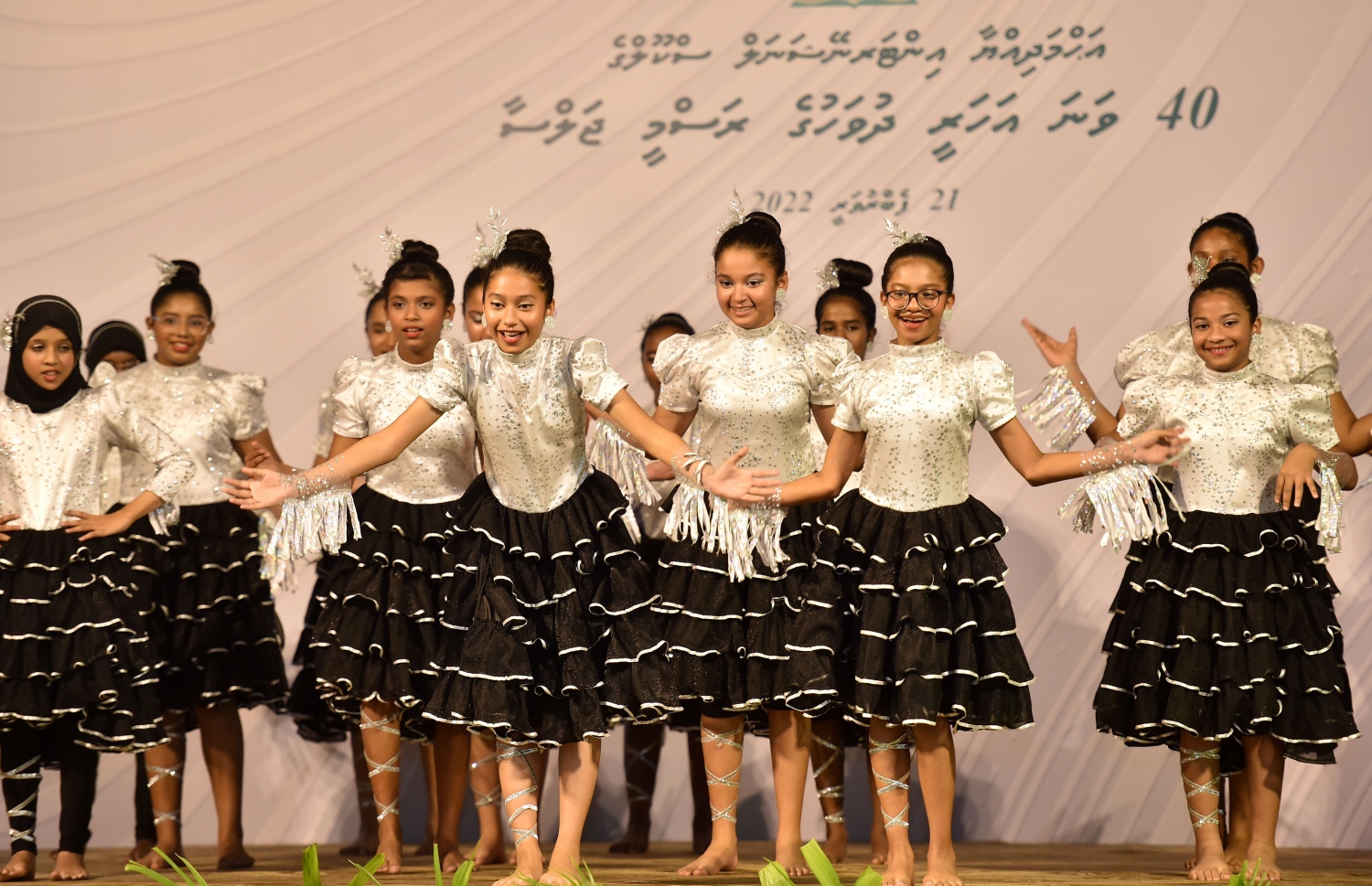 އަހުމަދިއްޔާ ސްކޫލަށް 40 އަހަރު ފުރުމުގެ މުނާސަބަތުގައި ބޭއްވި ކުލަގަދަ ރަސްމިއްޔާތުގައި ސްކޫލުގެ ދަރިވަރުންތަކެއް ޕާފޯމް ކުރަނީ.-- ފޮޓޯ: ރައީސް އޮފީސް