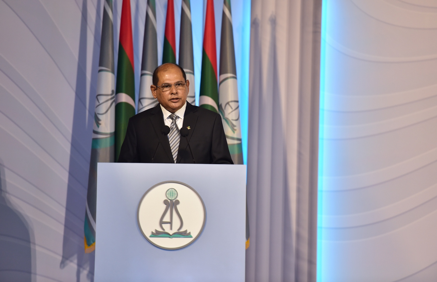 އަހުމަދިއްޔާ ސްކޫލަށް 40 އަހަރު ފުރުމުގެ މުނާސަބަތުގައި ބޭއްވި ކުލަގަދަ ރަސްމިއްޔާތުގައި ސްކޫލުގެ ޕްރިންސިޕަލް މުހައްމަދު ރަޝީދު ވާހަކަ ދައްކަވަނީ.-- ފޮޓޯ: ރައީސް އޮފީސް