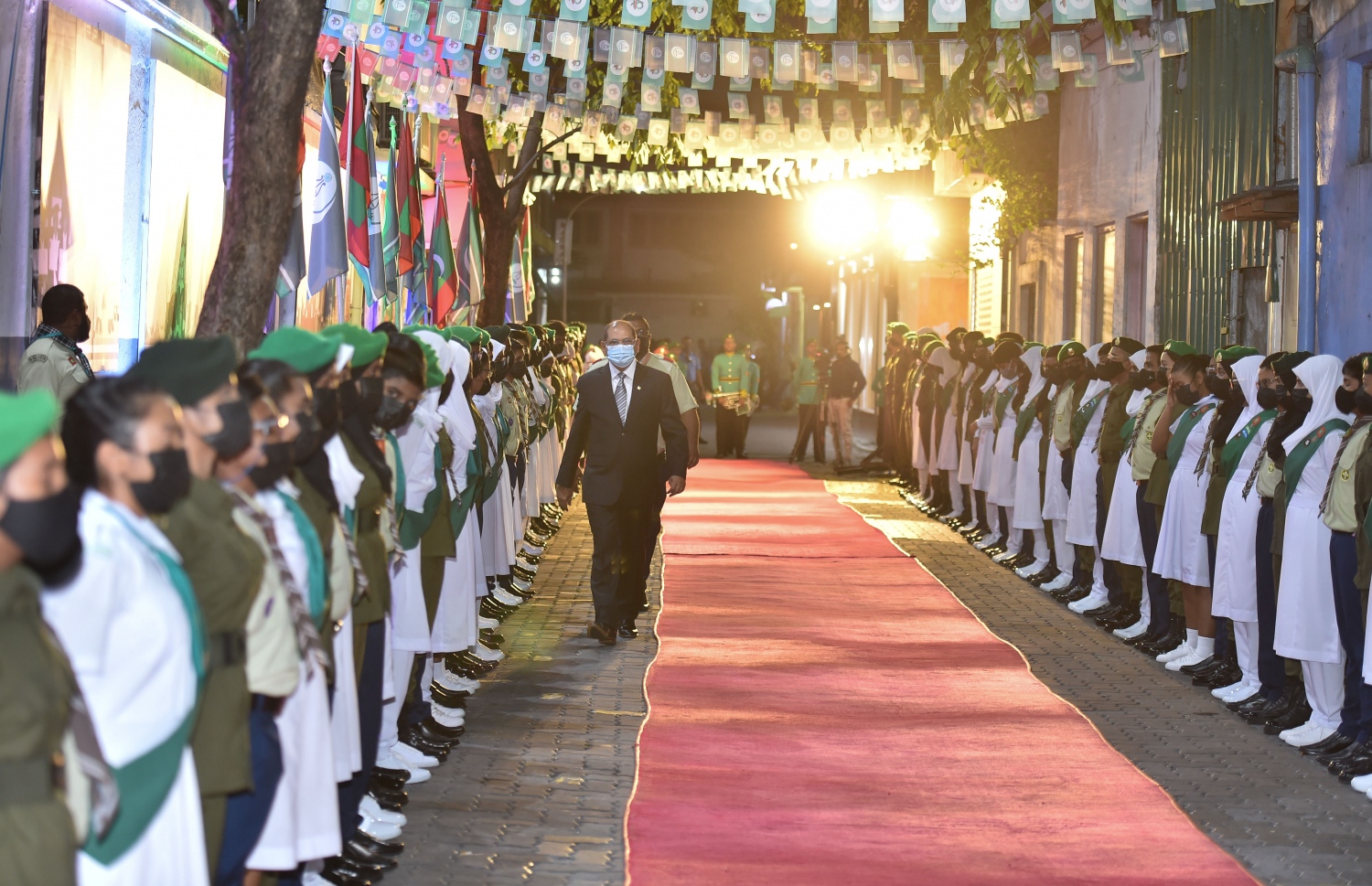 އަހުމަދިއްޔާ ސްކޫލަށް 40 އަހަރު ފުރުމުގެ މުނާސަބަތުގައި ބޭއްވި ކުލަގަދަ ރަސްމިއްޔާތަށް ސްކޫލުގެ ޕްރިންސިޕަލް މުހައްމަދު ރަޝީދު ވަޑައިގަންނަވަނީ.-- ފޮޓޯ: ރައީސް އޮފީސް