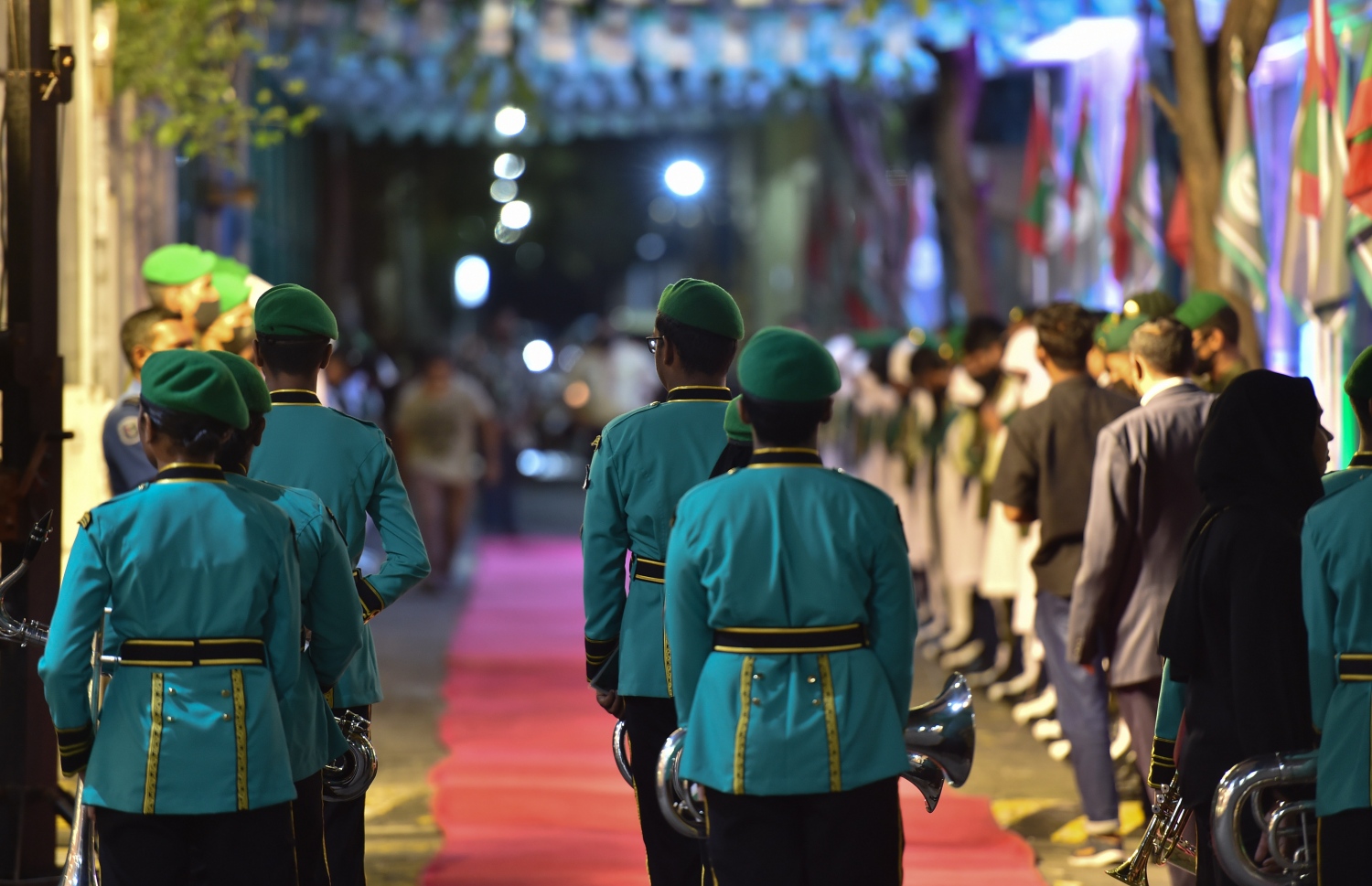 އަހުމަދިއްޔާ ސްކޫލަށް 40 އަހަރު ފުރުމުގެ މުނާސަބަތުގައި ބޭއްވި ކުލަގަދަ ރަސްމިއްޔާތު ފެށުމަށް ބޭއްވި ދަރިވަރުންގެ ޕެރޭޑް.-- ފޮޓޯ: ރައީސް އޮފީސް