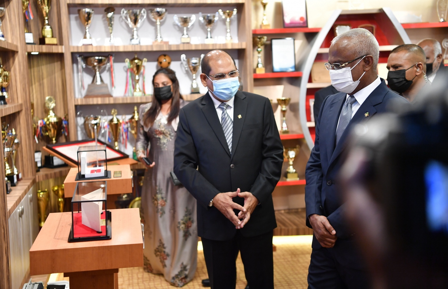 އަހުމަދިއްޔާ ސްކޫލަށް 40 އަހަރު ފުރުމުގެ މުނާސަބަތުގައި ބޭއްވި ކުލަގަދަ ރަސްމިއްޔާތަށްފަހު، ރައީސް އިބްރާހިމް މުހައްމަދު ސޯލިހު އެ ސްކޫލުގެ "ހަނދާނީ ގެލެރީ" ބައްލަވާ ލައްވަނީ.-- ފޮޓޯ: ރައީސް އޮފީސް