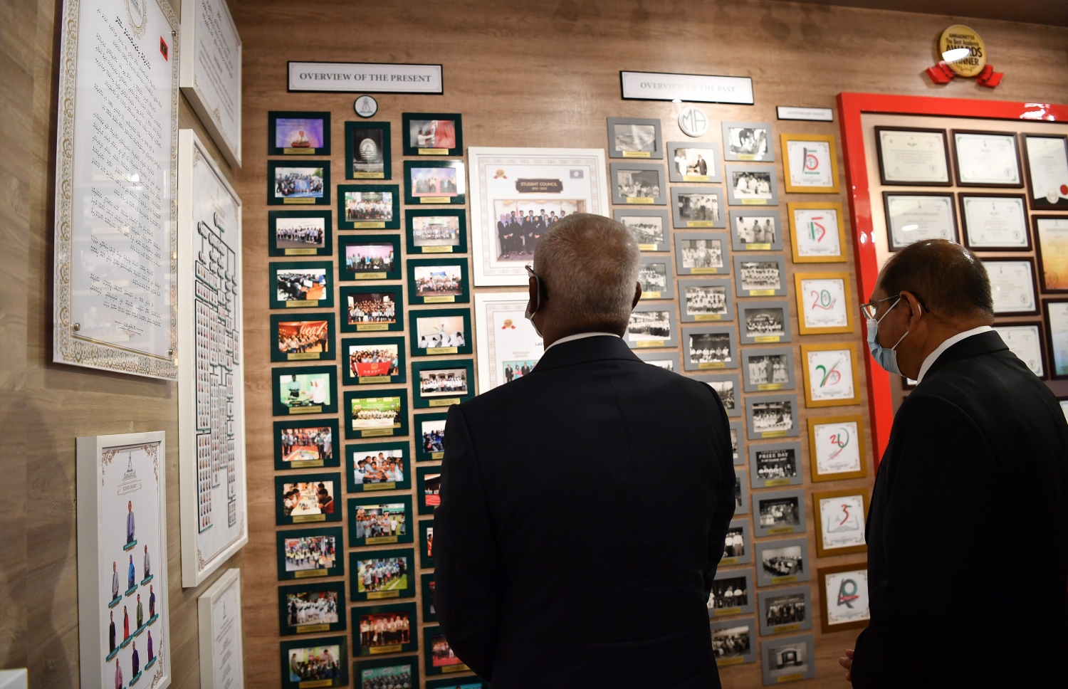 އަހުމަދިއްޔާ ސްކޫލަށް 40 އަހަރު ފުރުމުގެ މުނާސަބަތުގައި ބޭއްވި ކުލަގަދަ ރަސްމިއްޔާތަށްފަހު، ރައީސް އިބްރާހިމް މުހައްމަދު ސޯލިހު އެ ސްކޫލުގެ "ހަނދާނީ ގެލެރީ" ބައްލަވާ ލައްވަނީ.-- ފޮޓޯ: ރައީސް އޮފީސް