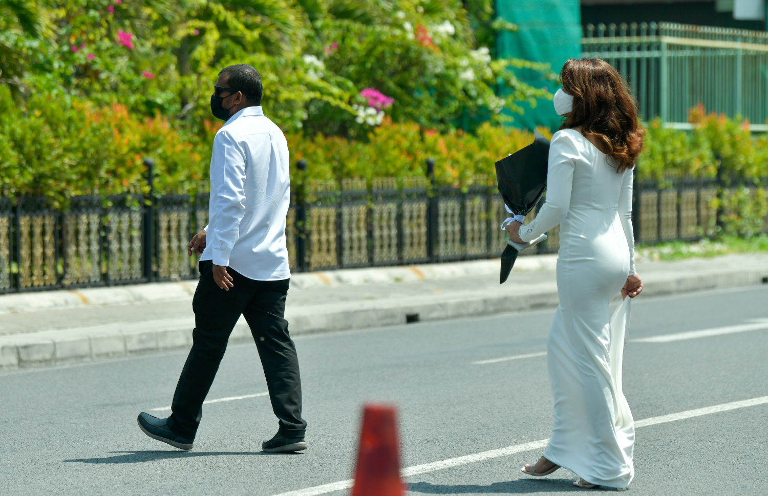 ދެ މީހަކު ކައިވެންޏަށް ފަހު ފެމެލީ ކޯޓު ބޭރުގައި: ކޯޓަށް ނުގޮސް ކައިވެނި ރުޖޫއަ ކުރުން ފަދަ ކަންކަން ކުރާ ނަމަ އޭގެ ސަބަބުން އިޖުތިމާއީ ގިނަ މައްސަލަތައް ނުކުތުމަކީ ކައިރި ކަމެއް - ފޮޓޯ: ނިޝާން އަލީ / މިހާރު