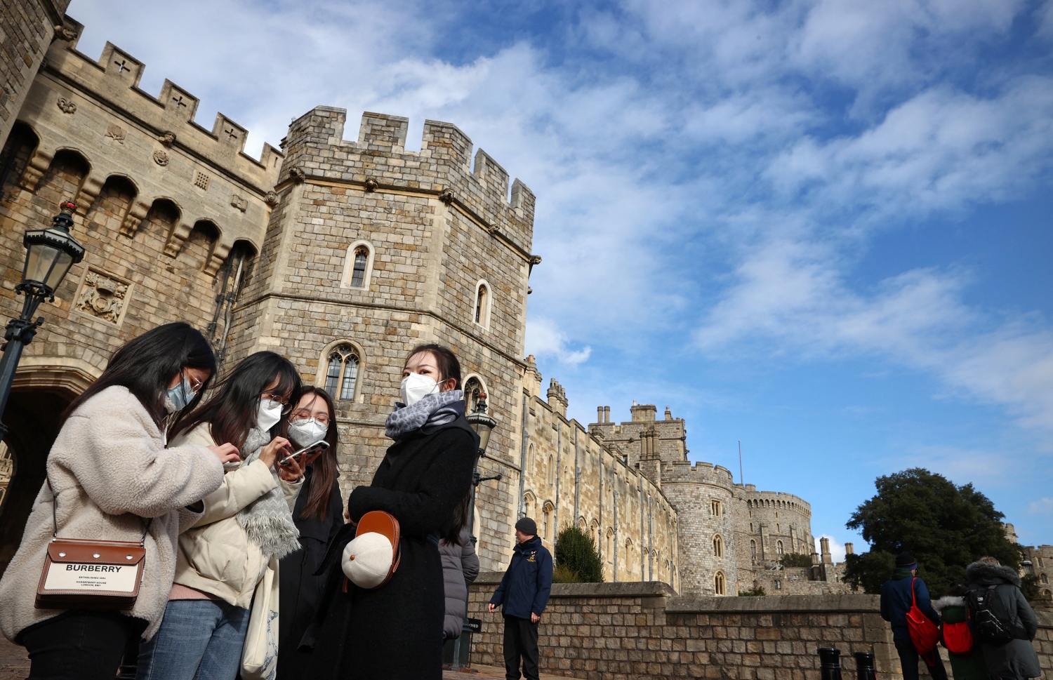 ވިންޑްސާ ކާސަލްގެ ބޭރުގައި ޓޫރިސްޓުންތަކެއް ފޭސް މާސްކް އަޅައިގެން: ކޮވިޑުގެ ފިޔަވަޅުތައް އިނގިރޭސި ވިލާތުން ނިމުމަކަށް ގެންނަނީ. --ފޮޓޯ:އޭއެފްޕީ